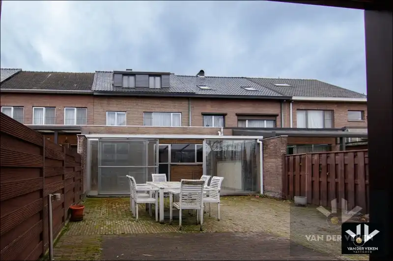 DEGELIJKE GEZINSWONING  MET GARAGE  IN DE SINT-CATHARINAWIJK foto 14