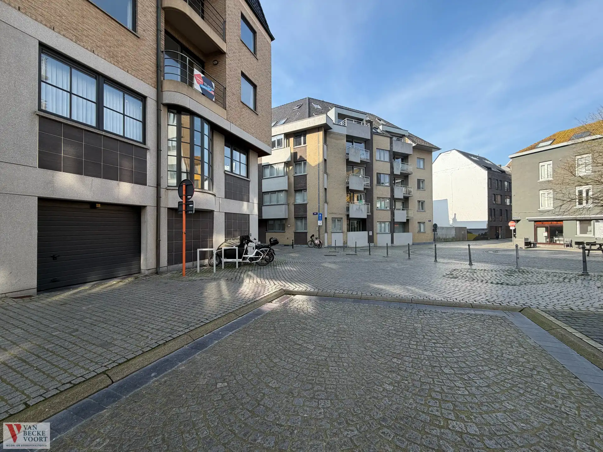 Afgesloten ruime garagebox foto 8