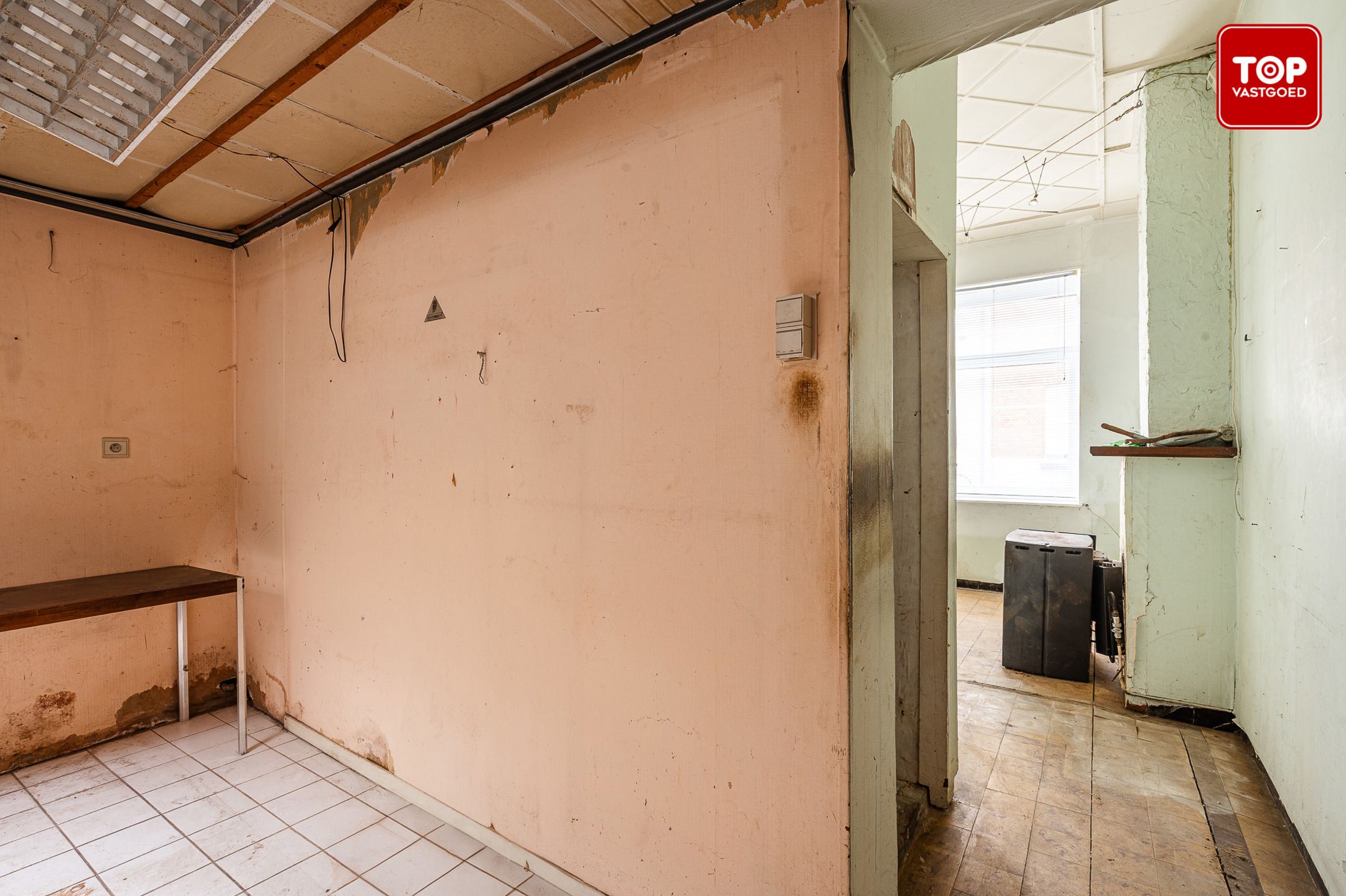 Totaal te renoveren woning op gunstige locatie. foto 9