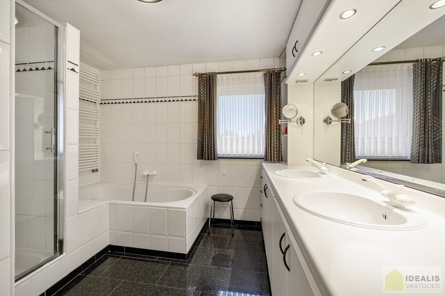 IDEALIS VASTGOED - Aangenaam instapklaar duplexappartement met winkelruimte/werkatelier te Opitter, Bree. Dit ruime duplexappartement omvat +-140 m² netto bewoonbare oppervlakte. Dit multifunctionele pand biedt tal van mogelijkheden dankzij de winkelruimte/het werkatelier van maar liefst +-200m² die vroeger dienst deed als slagerij. Uiterst geschikt voor kandidaten op zoek naar een instapklare woonruimte mét handelsruimte op een gunstige locatie midden in hartje Opitter, Bree! Mogelijkheid wijziging tot ééngezinswoning mits het verkrijgen van een omgevingsvergunning. foto 14
