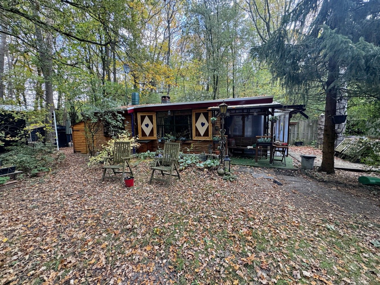 Hoofdfoto van de publicatie: 🏡 Knusse chalet met pipowagen te koop in het groen van Zutendaal 🌿✨