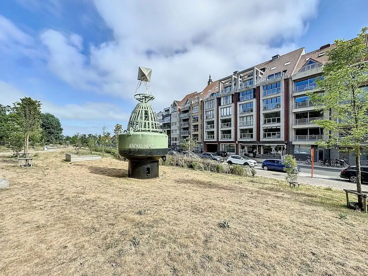 Ruim en lichtrijk appartement gelegen op de tweede verdieping van een goed onderhouden residentie foto {{pictureIndex}}