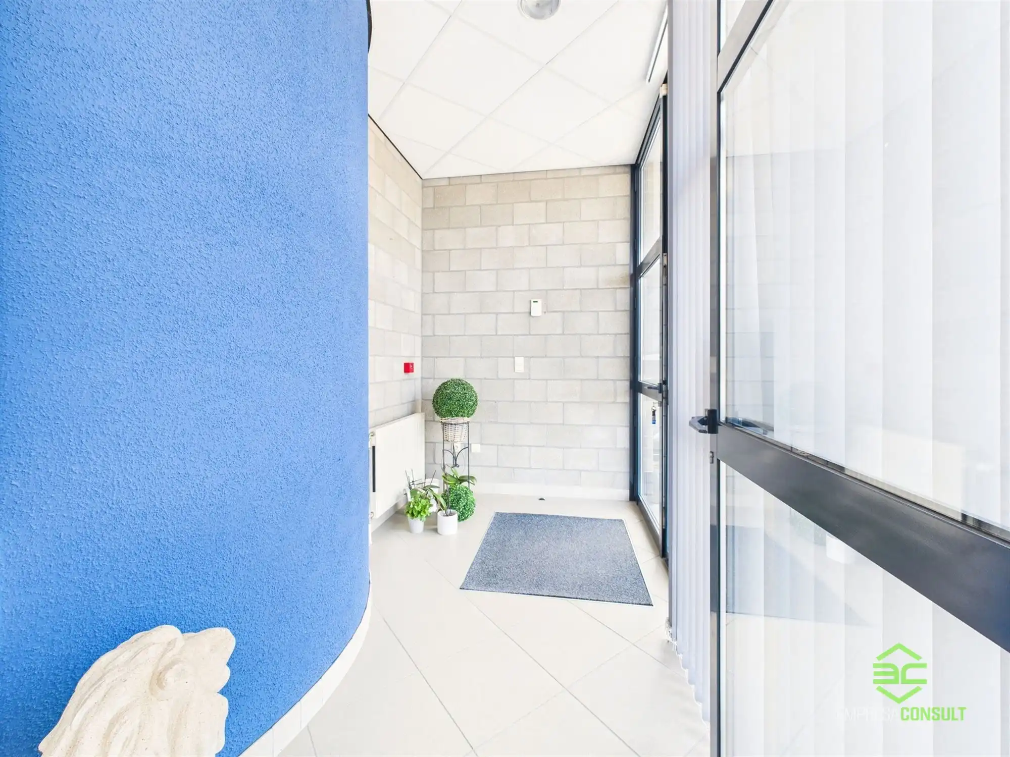 Instapklare werkplaats van 355m² met toonzaal en conciërgewoning! foto 13