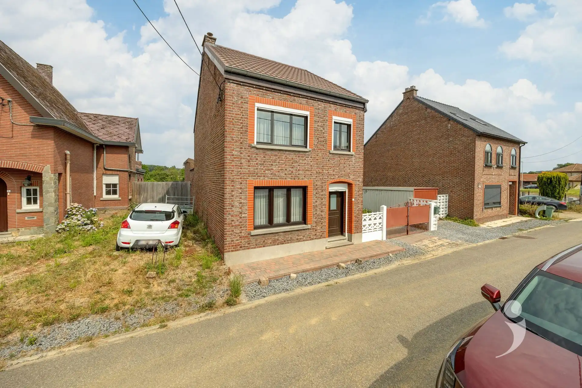 Te renoveren woning met vier slaapkamers!  foto 2