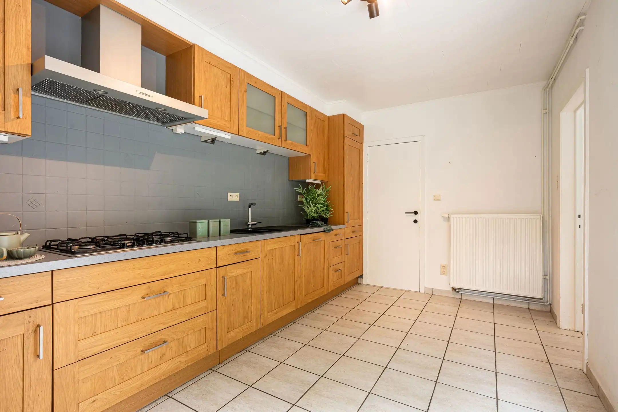 Instapklare woning met 3 slaapkamers, ruime garage en tuin foto 12