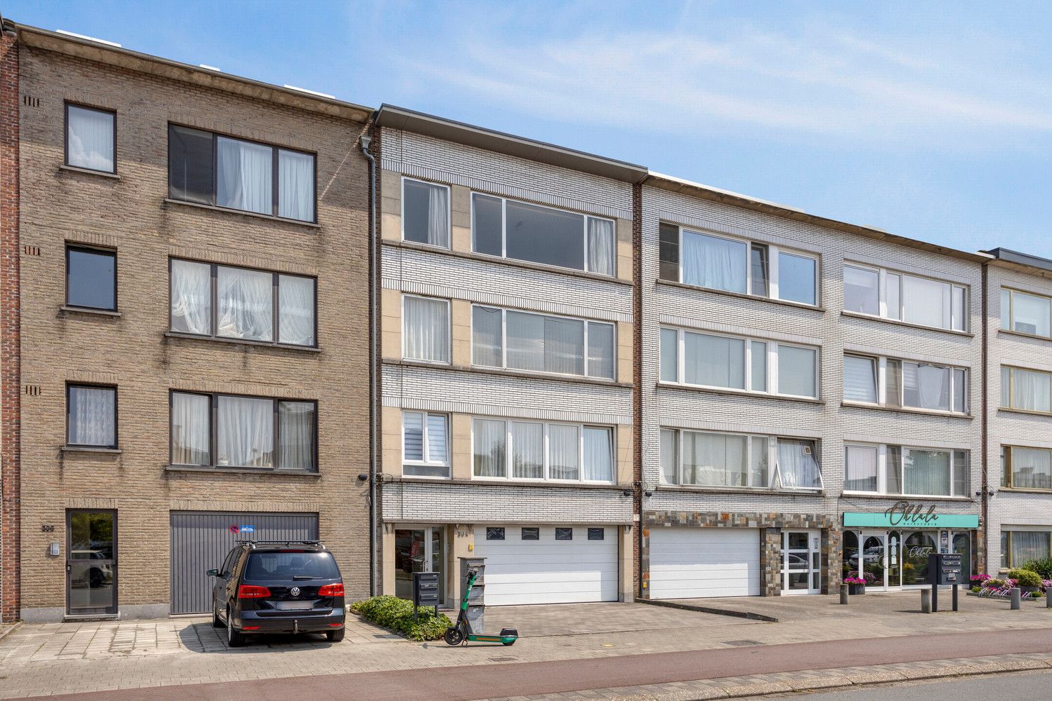 Ruim appartement op de 3de verdieping met terras en inpandige parkeerplaats! foto {{pictureIndex}}