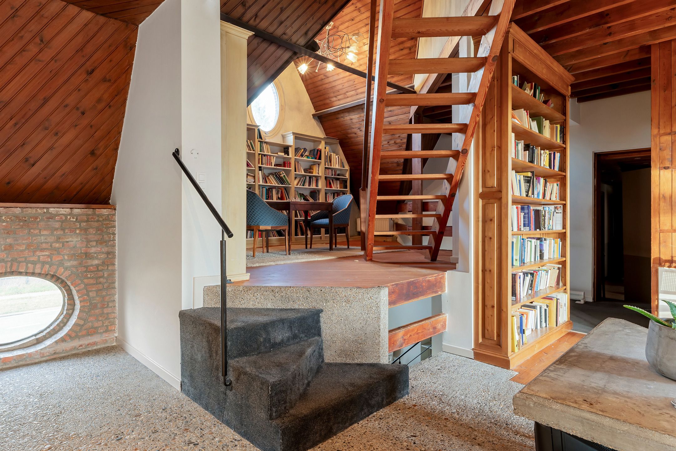 Karaktervolle hoeve met apart praktijkgedeelte, zwembad en prachtig uitzicht op weilanden op 2.642 m². foto 14