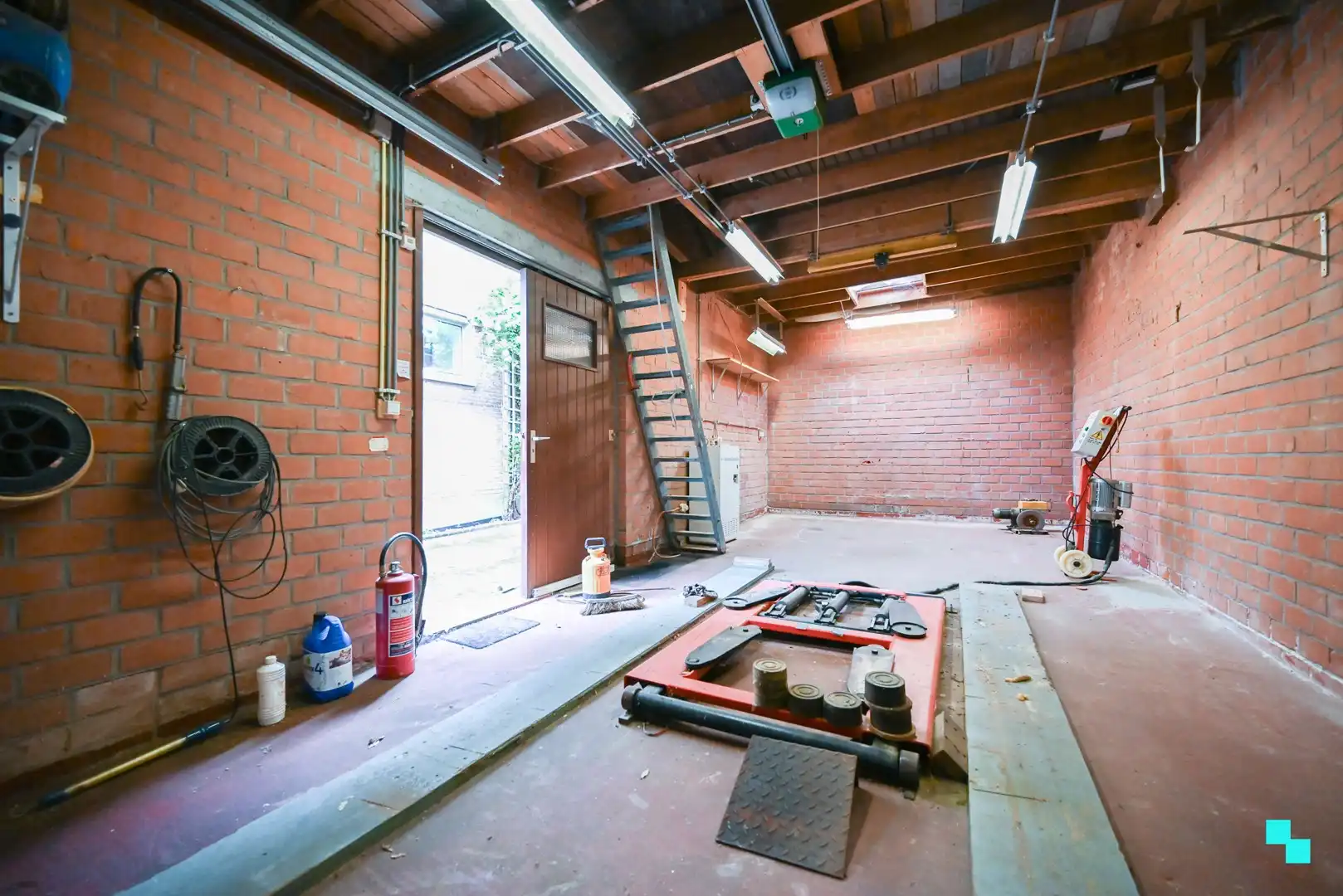 Kleurrijke kubistische burgerwoning in hartje Izegem foto 19