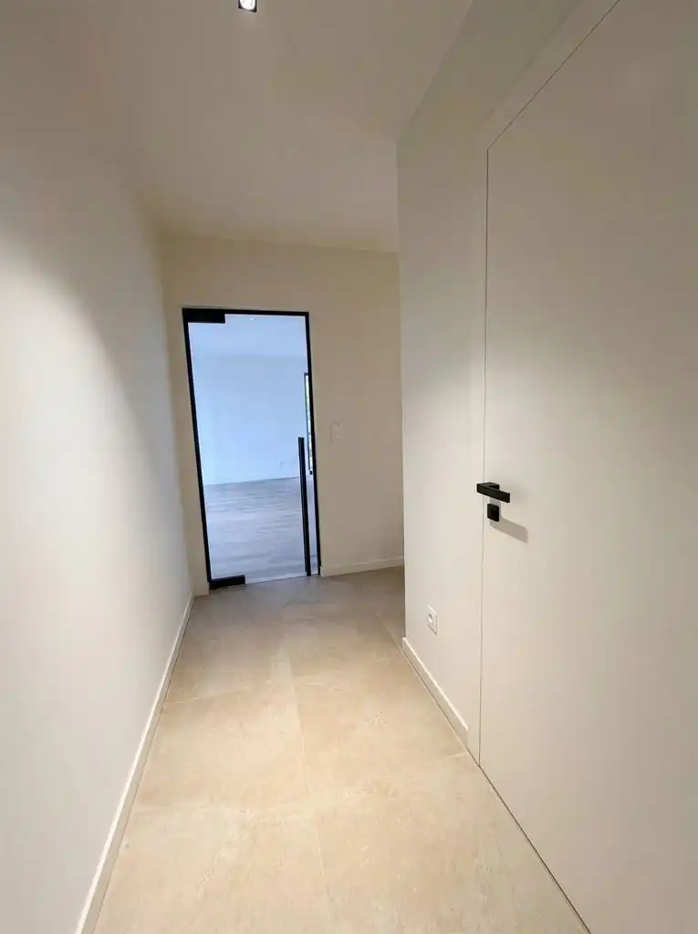 Prachtig 2 (+1)-slaapkamer appartement met terrasje, autostaanplaats en berging op een toplocatie nabij de Markt van Maaseik. foto 12