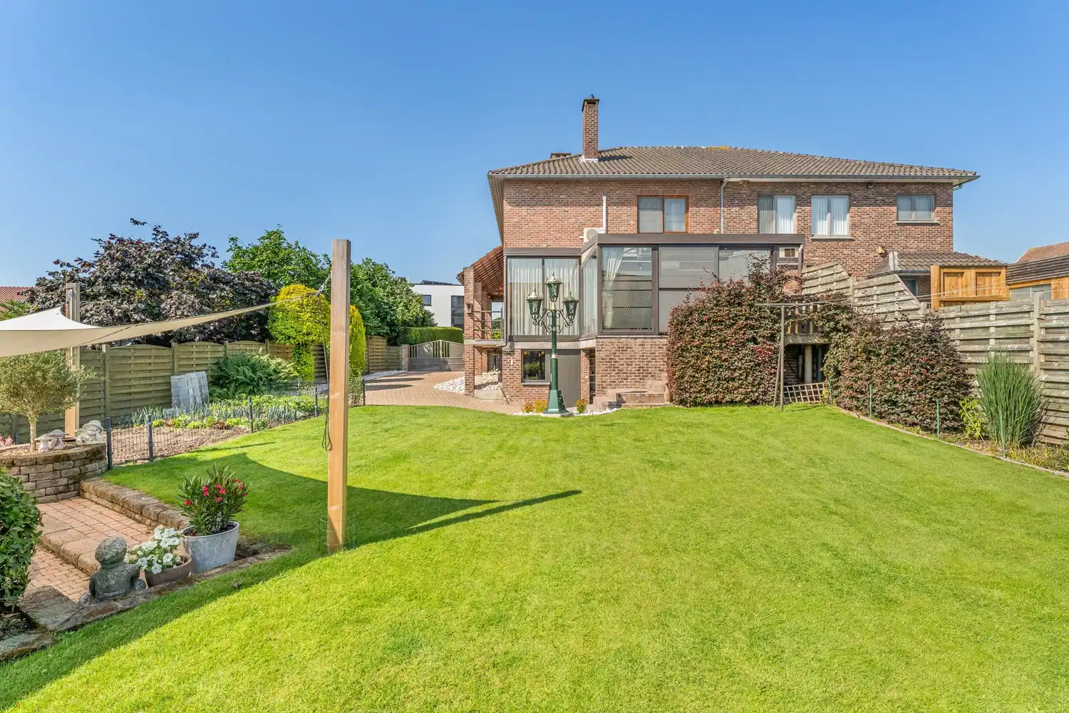 Degelijk onderhouden gezinswoning met 3 slaapkamers, volledig onderkelderd en mooie aangelegde tuin op een perceel van 5a96 ca! foto 13