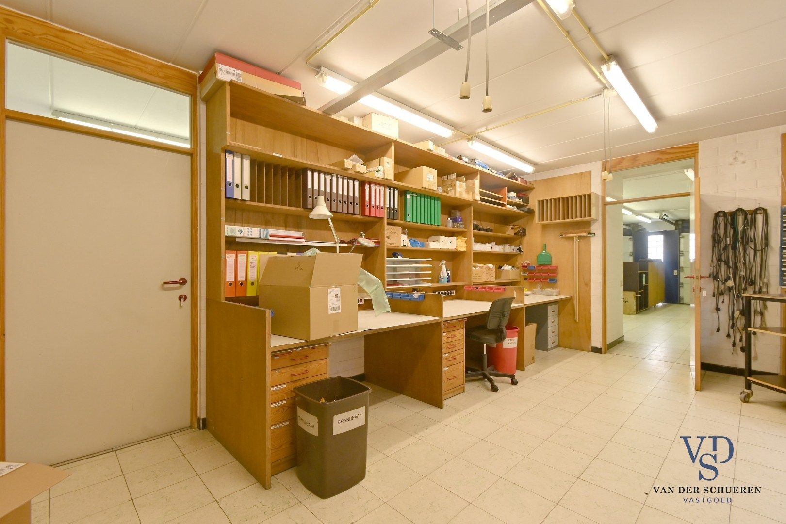 Ruim handelspand met penthouse in villastijl foto 13