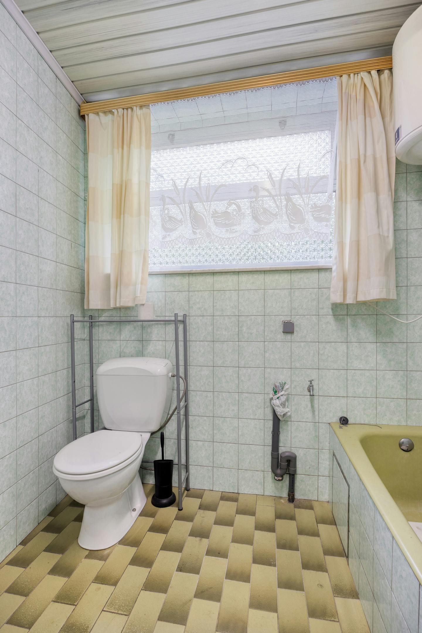 Te renoveren woning met zonnige tuin in Genk foto 28