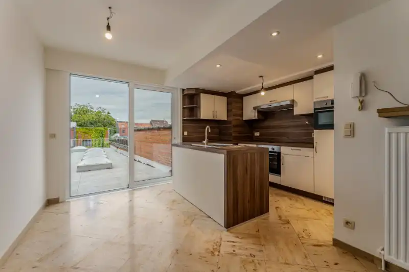 Genoveerd appartement met drie slaapkamers en groot terras foto 5