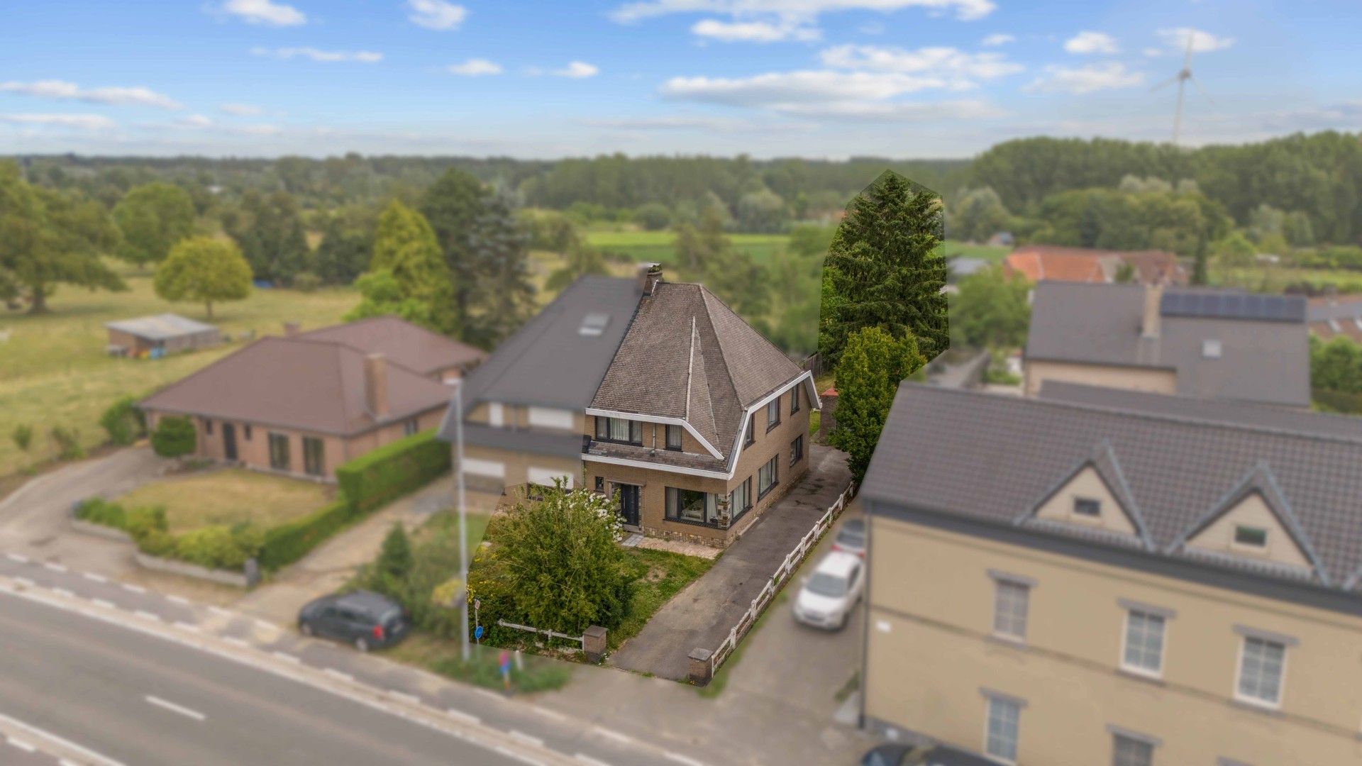 Halfopen gezinswoning in het hart van het landelijke Gontrode, met zicht op agrarisch gebied foto 2