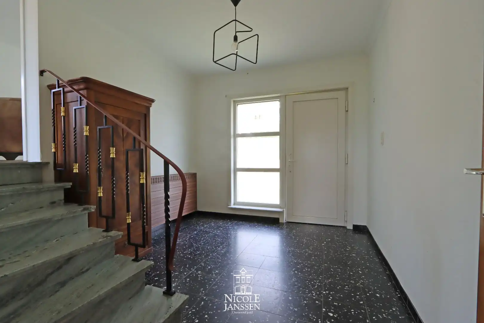 Vrijstaande gezinswoning met drie slaapkamers in een rustige omgeving  foto 2