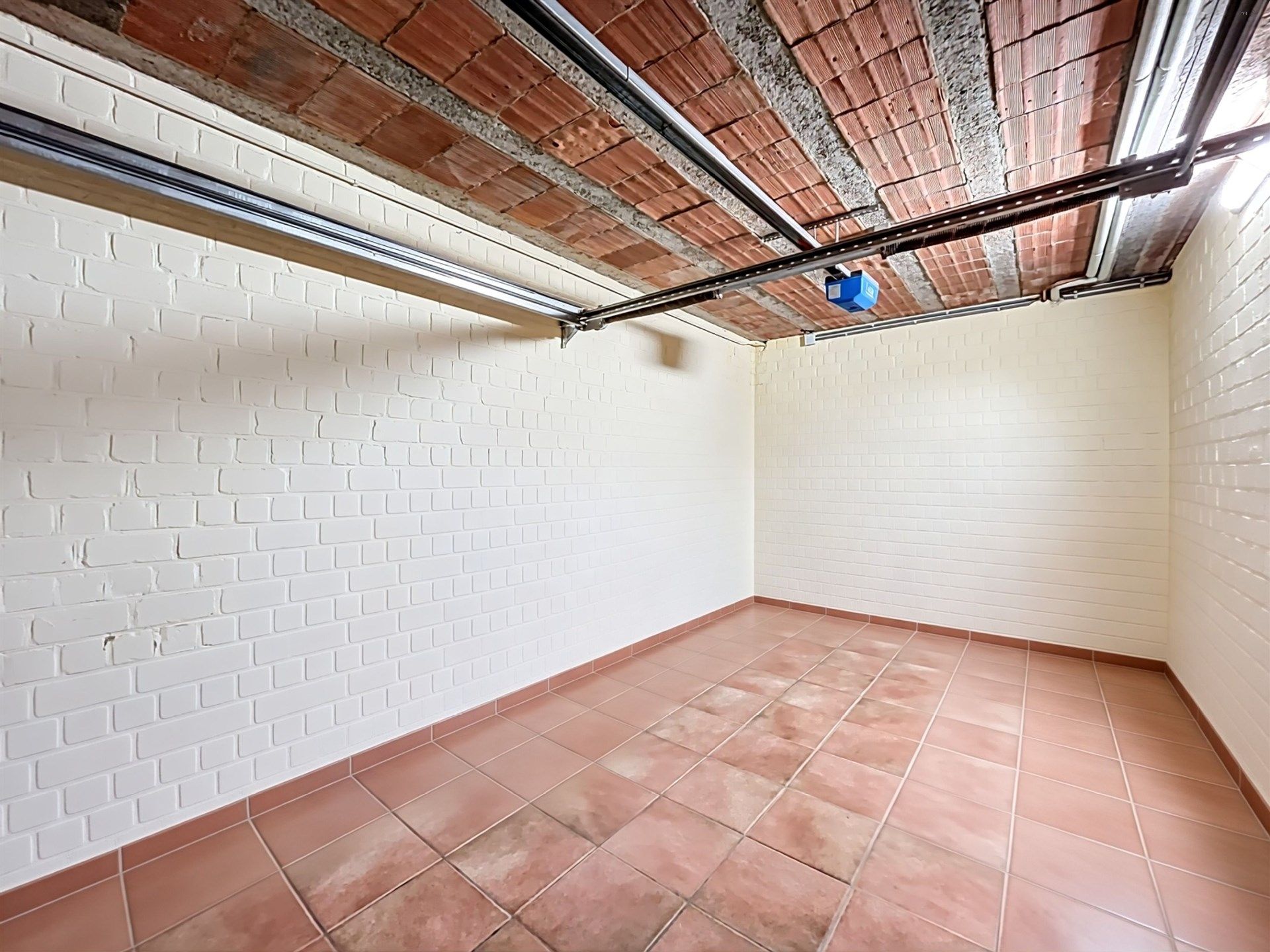 Prachtige instapklare woning met 3 slaapkamers en 3 garages. foto 19