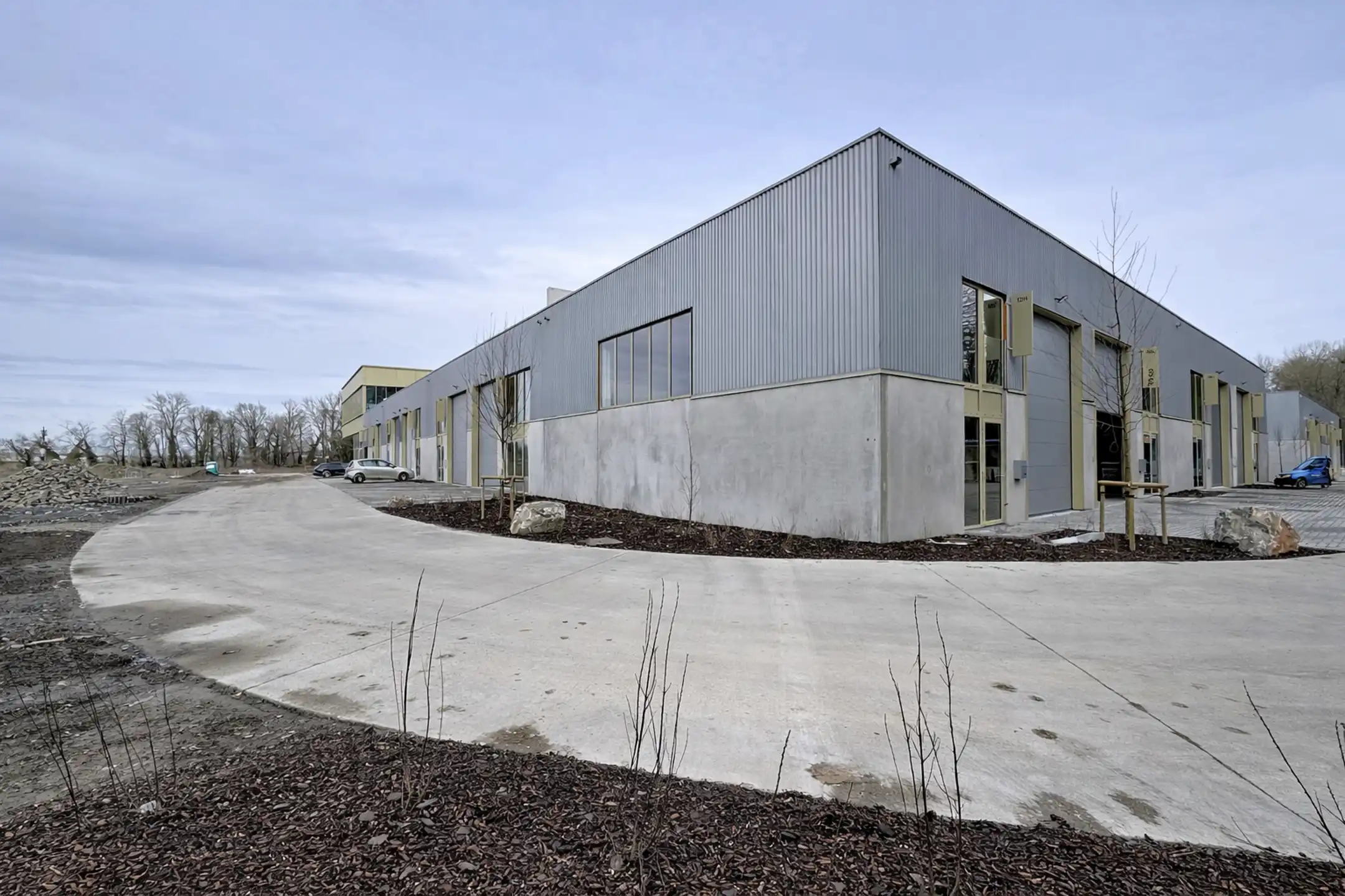 Nieuw magazijn van ±155 m² te huur – Strategische ligging foto 4