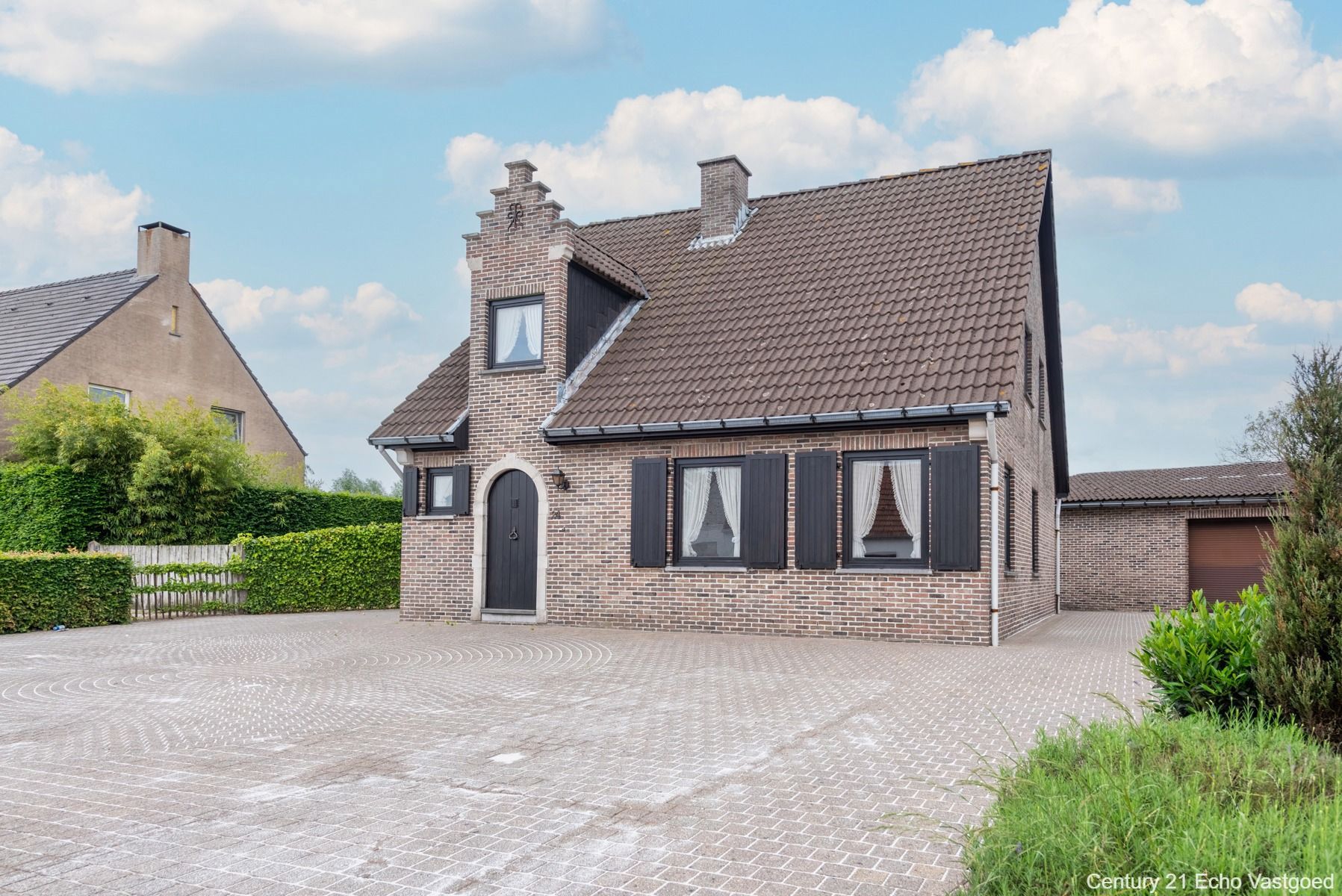 Karakterwoning met hal, garages, parking, tuin op ca 898m² foto {{pictureIndex}}