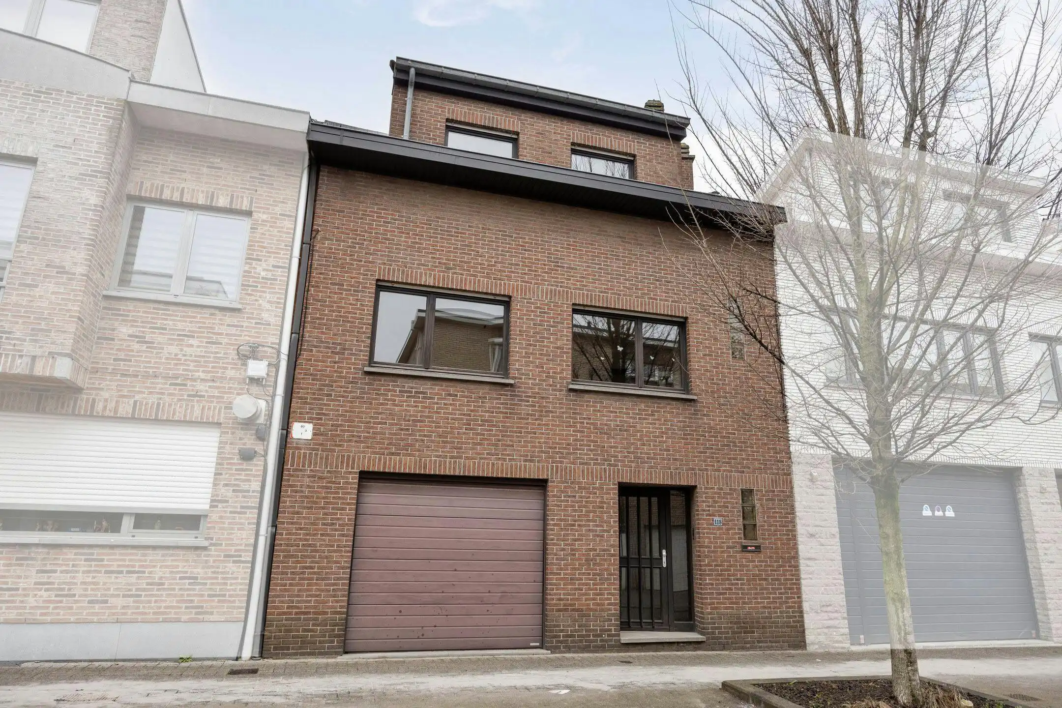 Op te frissen gezinswoning met inpandige garage en tuin op toplocatie in Strombeek! foto 2