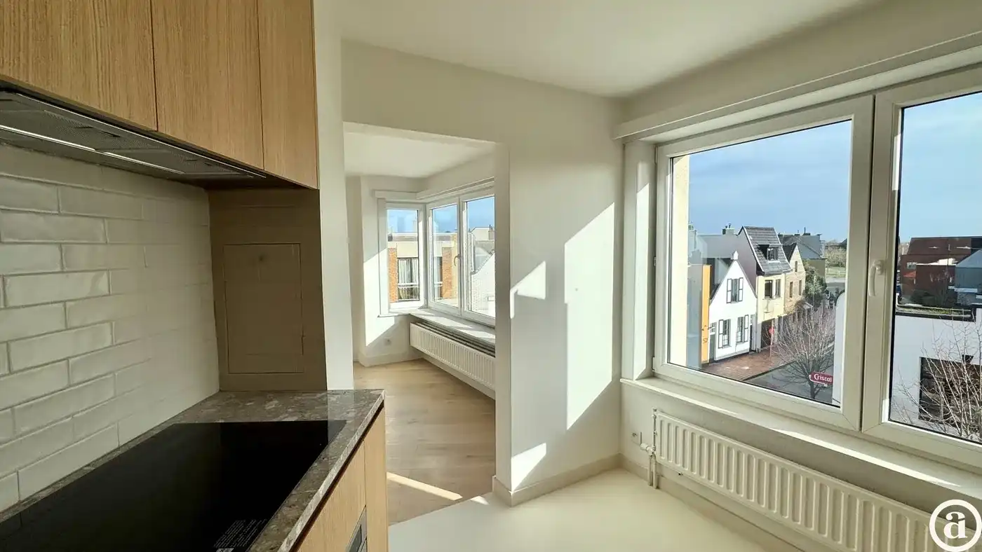 Gerenoveerd hoekappartement met 2 volwaardige slaapkamers, vlakbij het centrum van Knokke. foto 5
