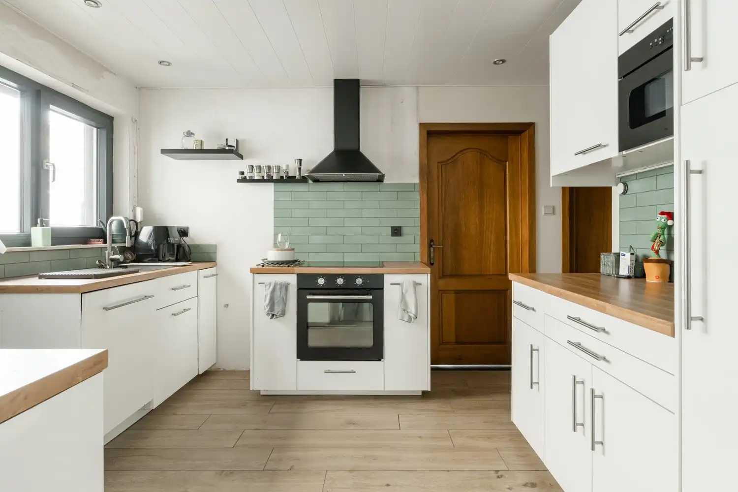 Karaktervolle woning met tal van mogelijkheden in het hart van Neerpelt foto 7