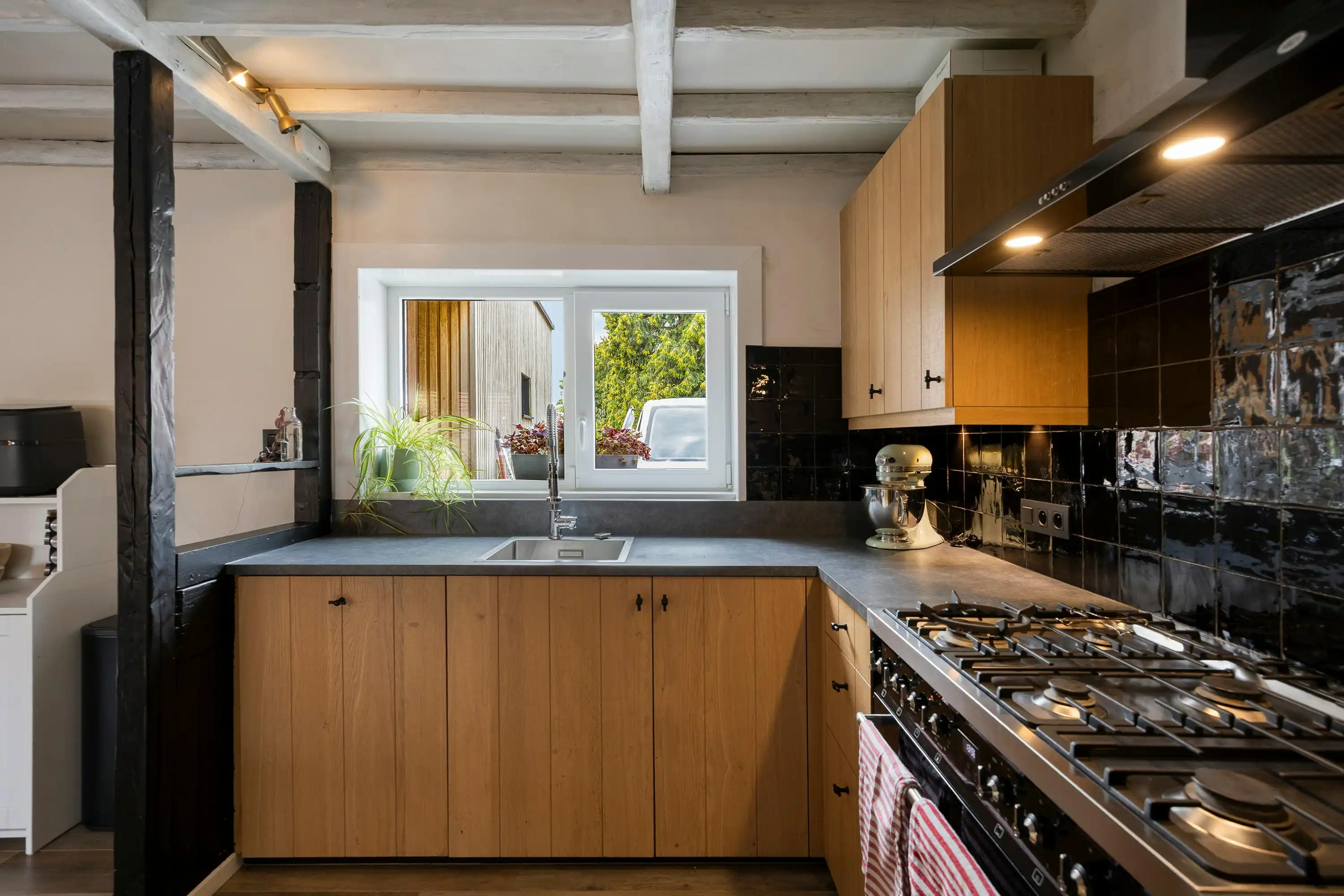 Instapklaar huis met grote tuin te koop in Zandvliet! foto 9
