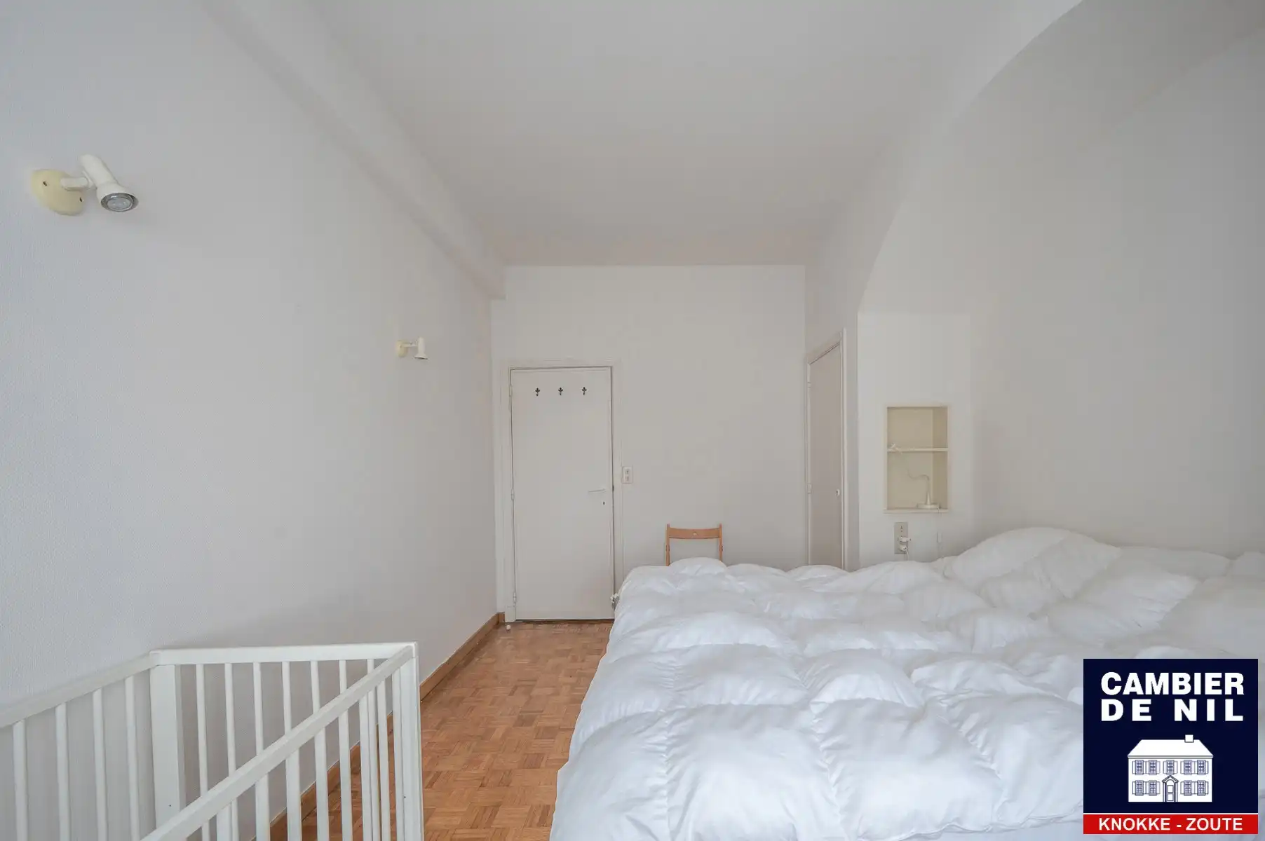 Mooi ongemeubeld appartement met frontaal zeezicht  foto 12