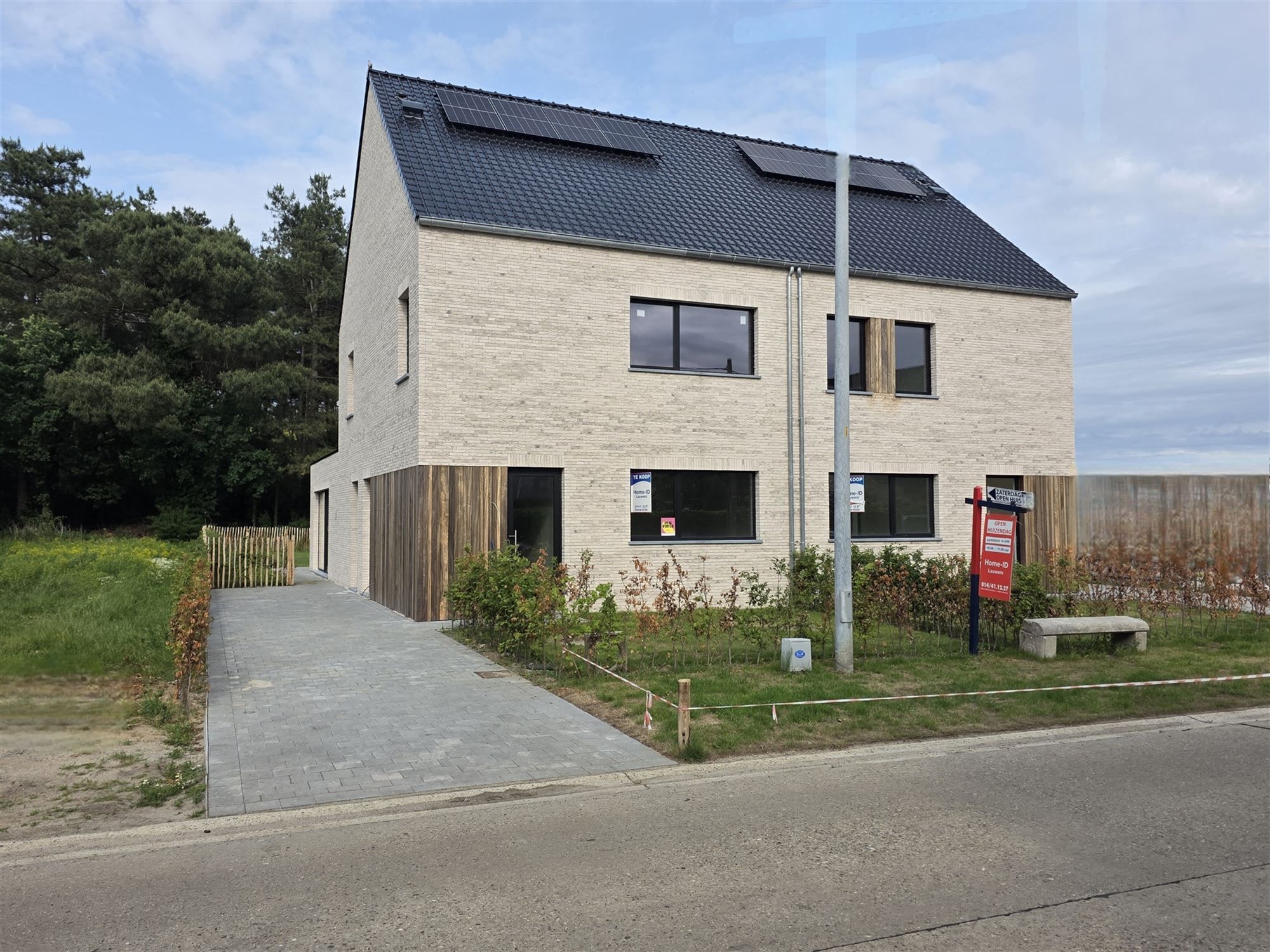 Duurzame Halfopen Woning met Boszicht foto {{pictureIndex}}