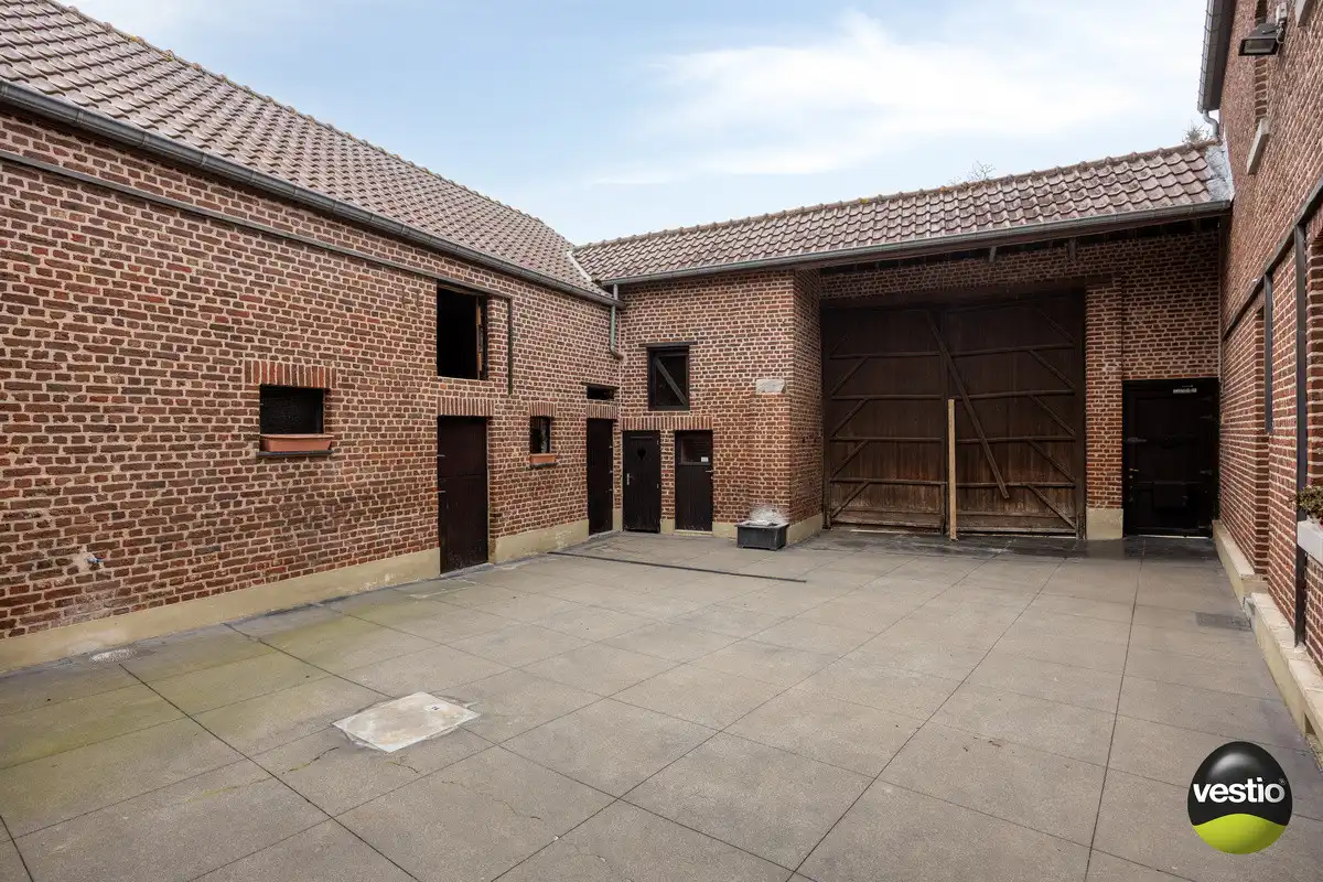 VIERKANTSHOEVE MET 4 BIJHORENDE VARKENSSTALLEN TE SINT-HUIBRECHTS-HERN op 65A79CA. foto 3