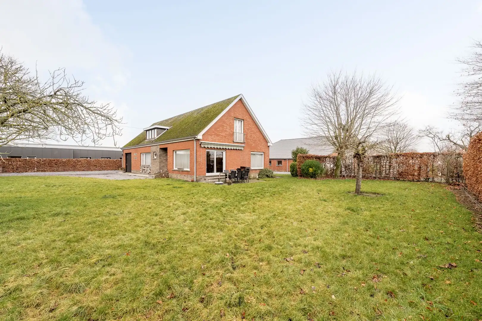 Strategisch gelegen woning met vernieuwde loods op toplocatie in Hooglede foto 3