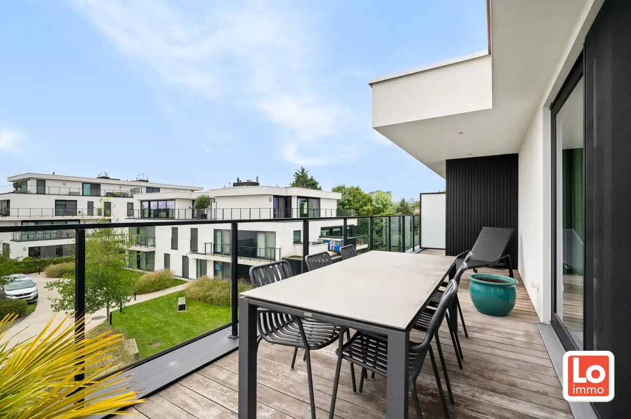 VERKOCHT! Luxe Penthouse met 1 slaapkamer en 2 grote terrassen op een topligging in het centrum van Lochristi! foto 2