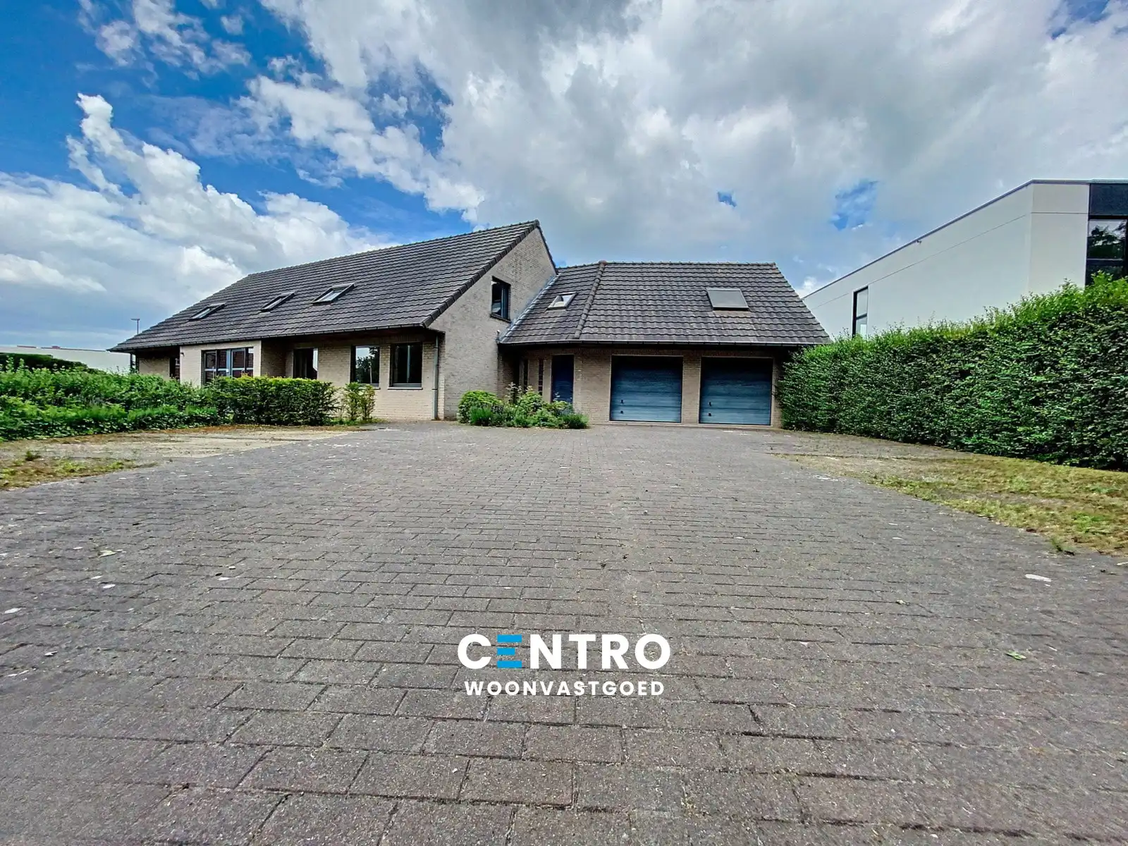 Vrijstaande VILLA (430m²) op een hoekperceel van ± 1.200 m² op invalsweg Roeselare (vlakbij de ring R32). Ook ideaal als KANGOEROEWONING. foto {{pictureIndex}}
