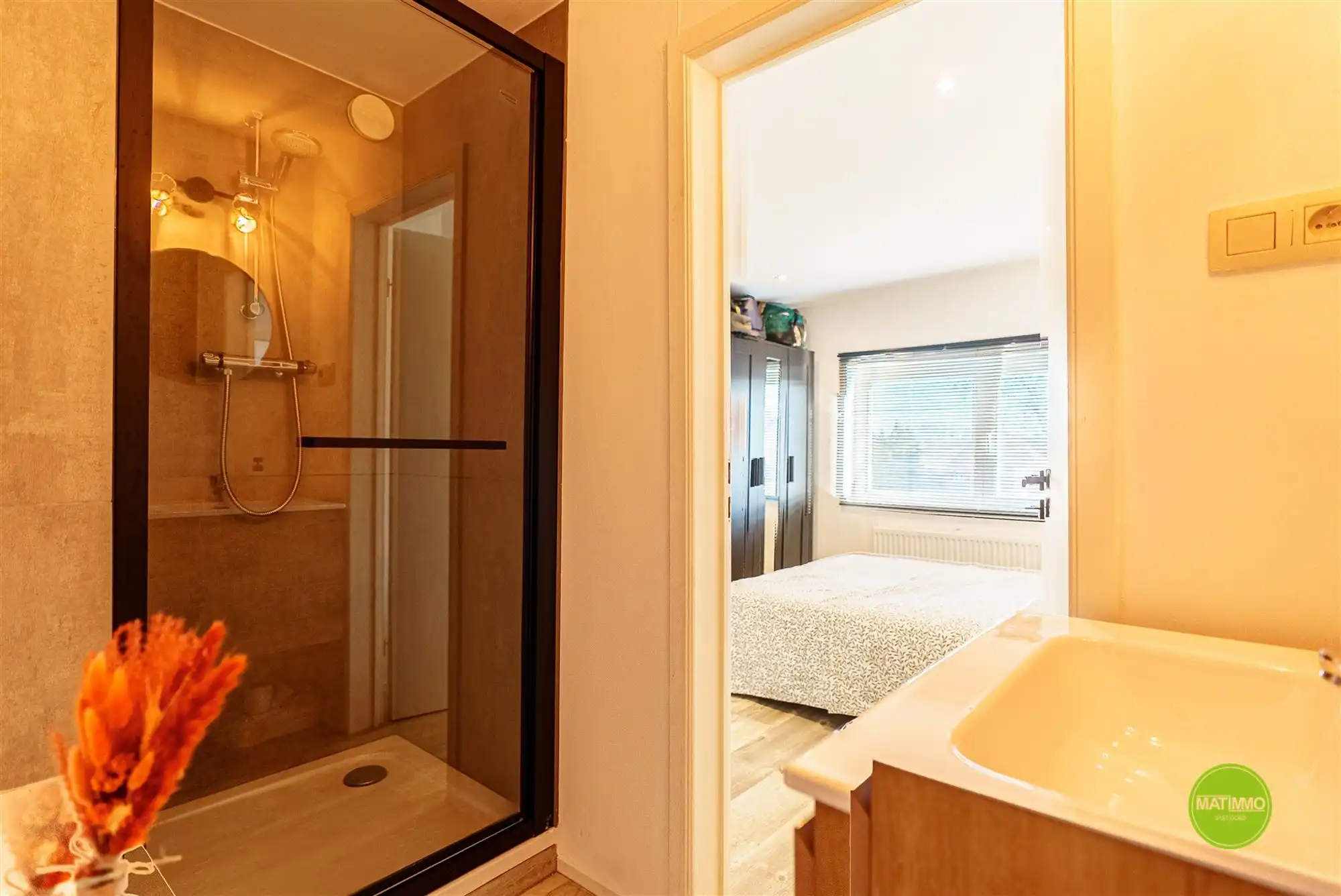 Volledig gerenoveerd 1-slaapkamerappartement met garage foto 8