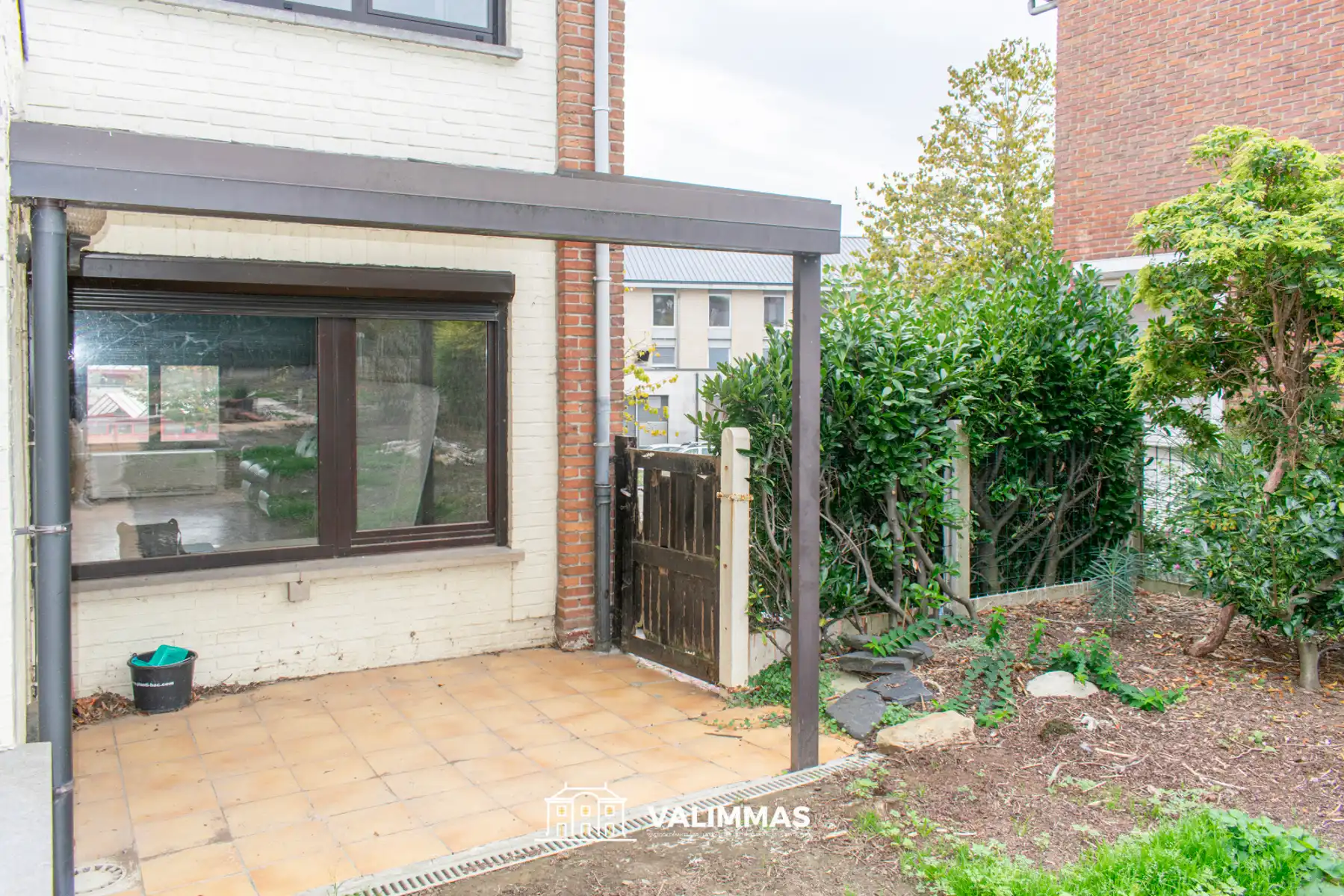 Centrum: op te knappen driegevelwoning met garage en tuin... foto 14