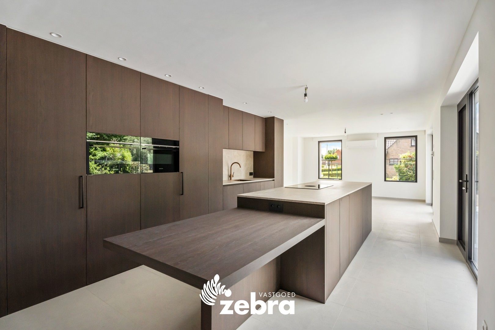 Prachtig gerenoveerde villa met 5 slaapkamers en 2 badkamers te Oostrozebeke! foto 3