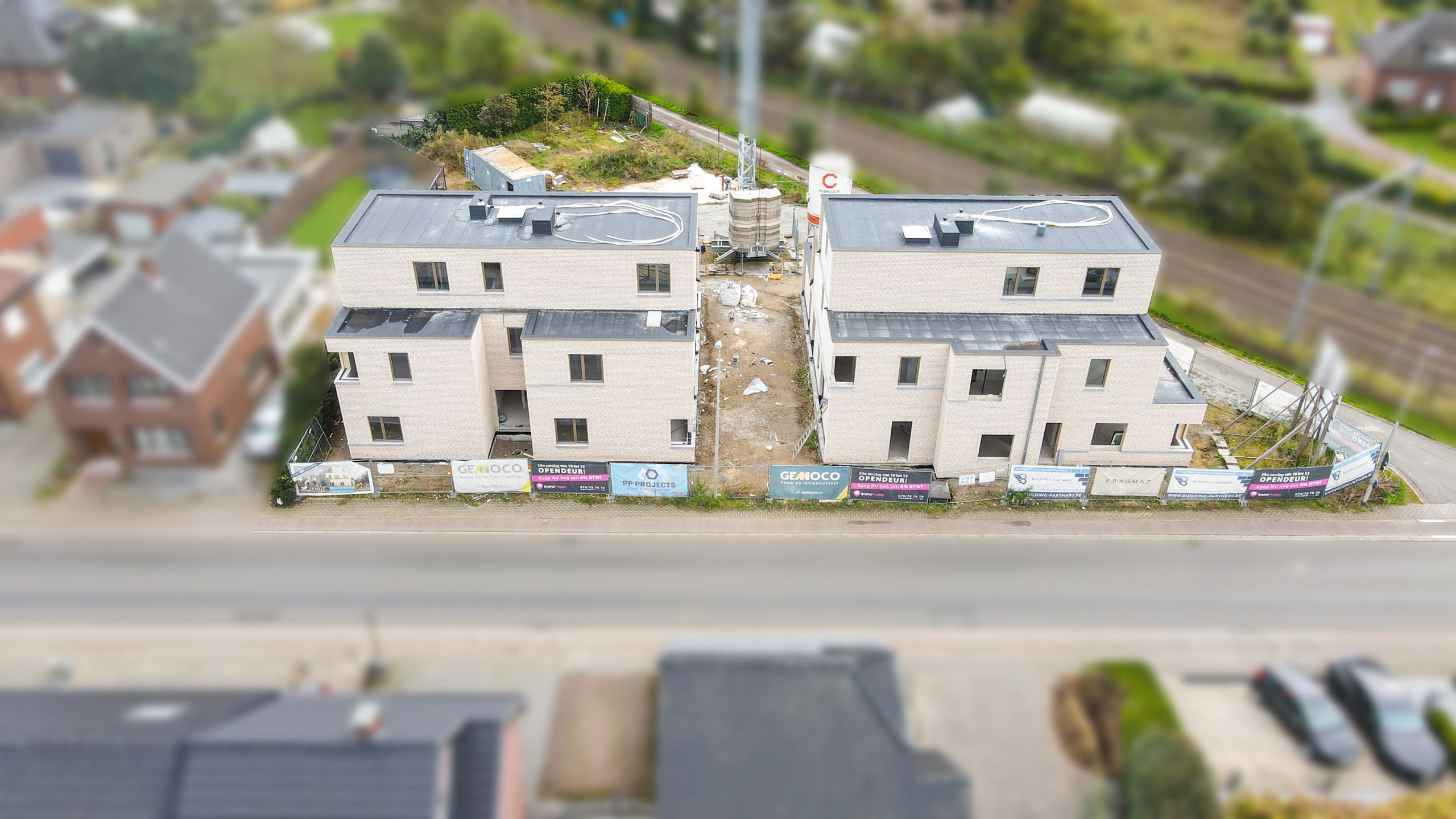 Gelijkvloers appartement met 3 slaapkamers en met een tuin! foto {{pictureIndex}}