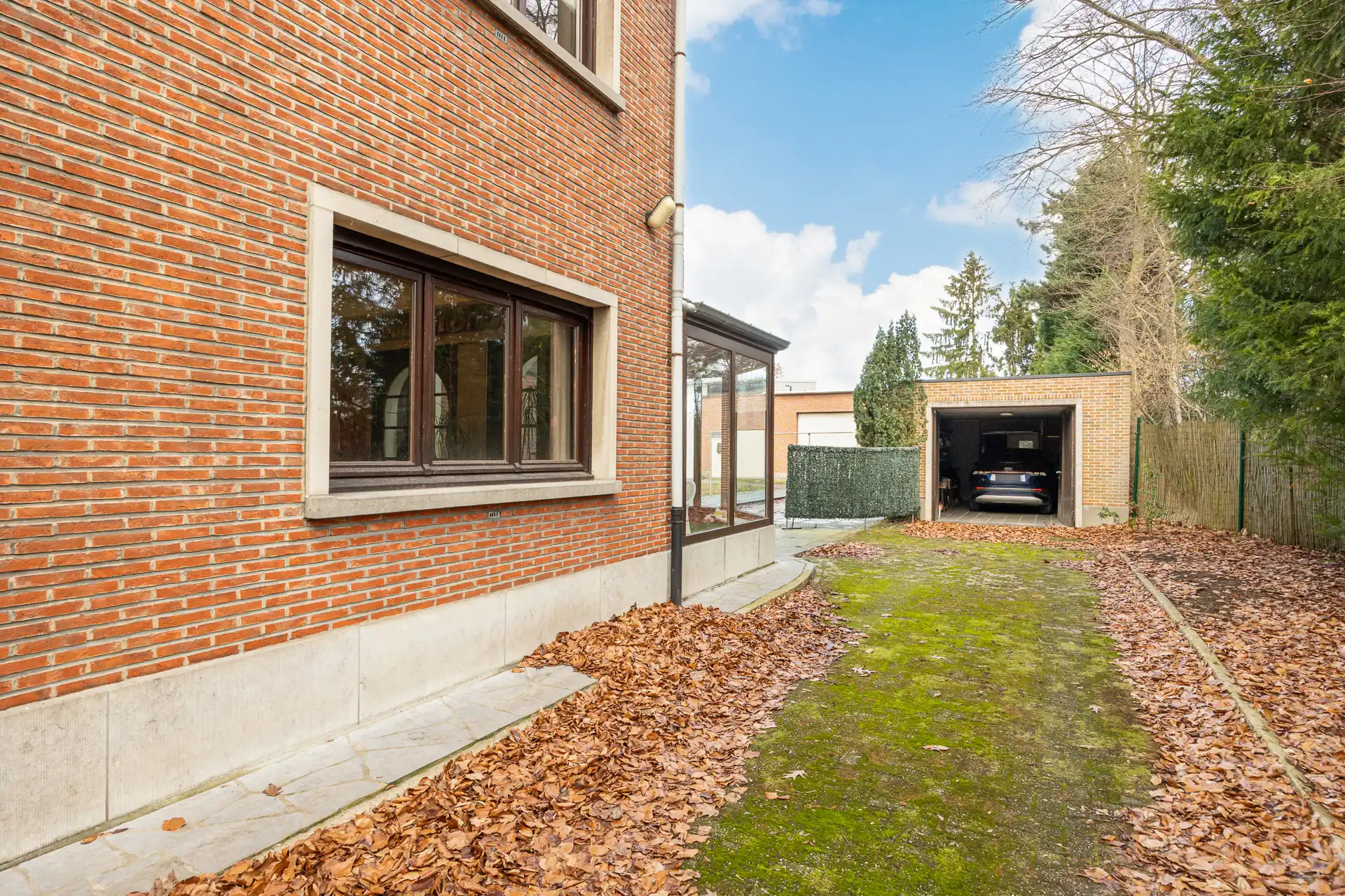 Ruime villa met garage en zwembad + bouwgrond + 2 magazijnen foto 28