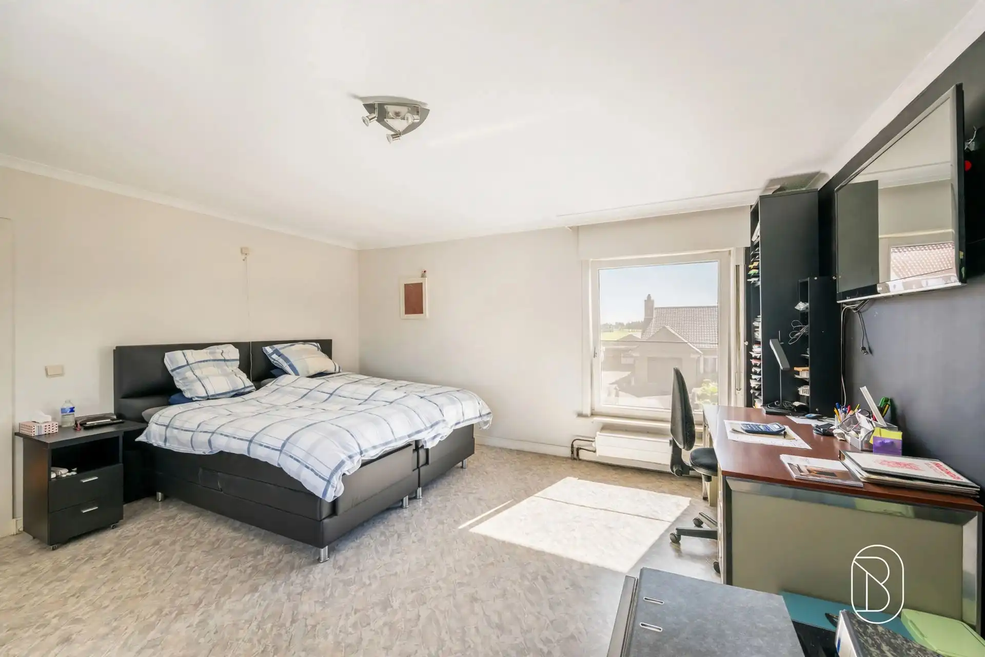 Instapklare gezinswoning met garage en oprit, en ruime loods foto 18