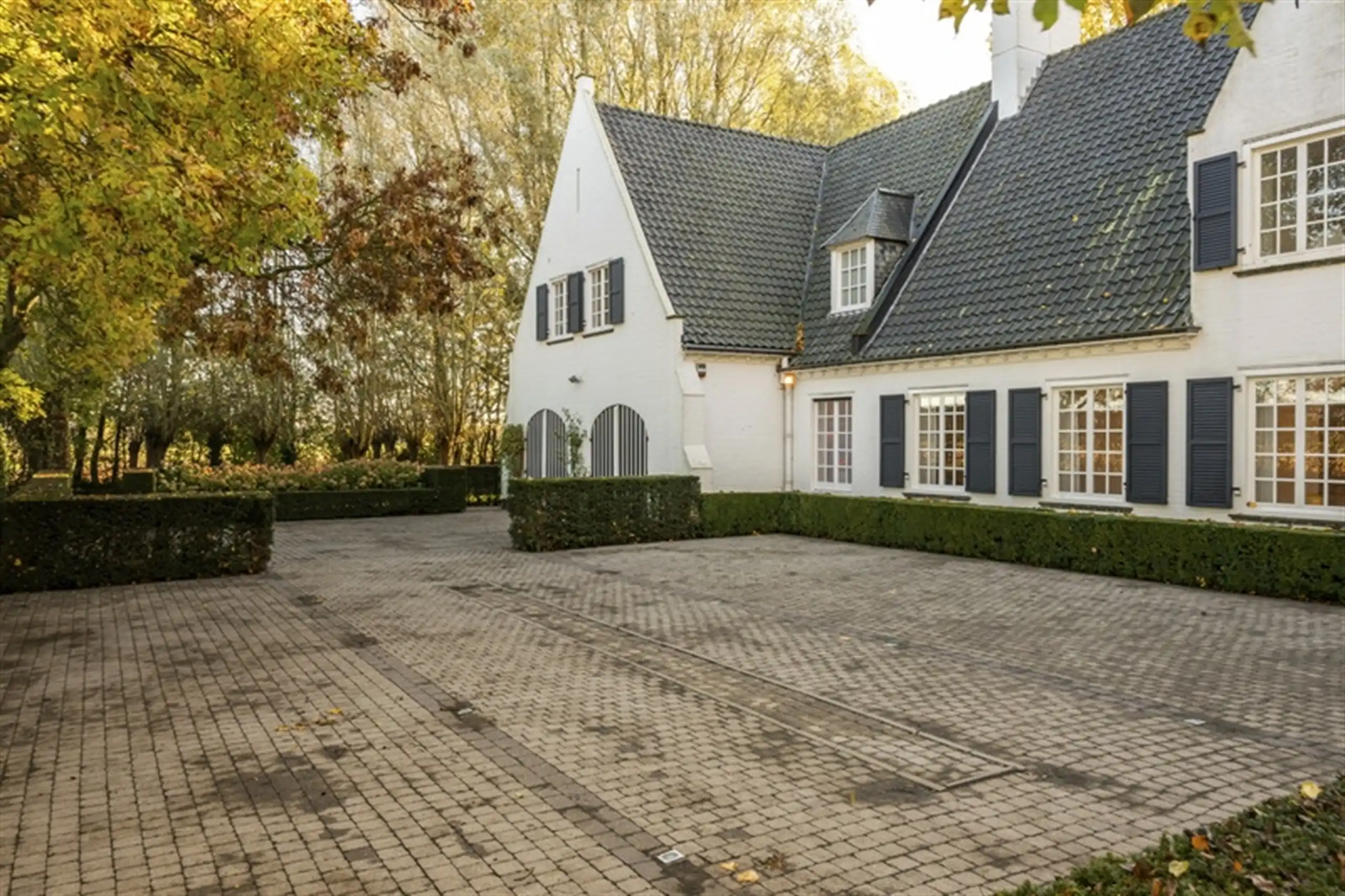 Waardevolle witte vastgoedparel  op 8.679 m² ! foto 7