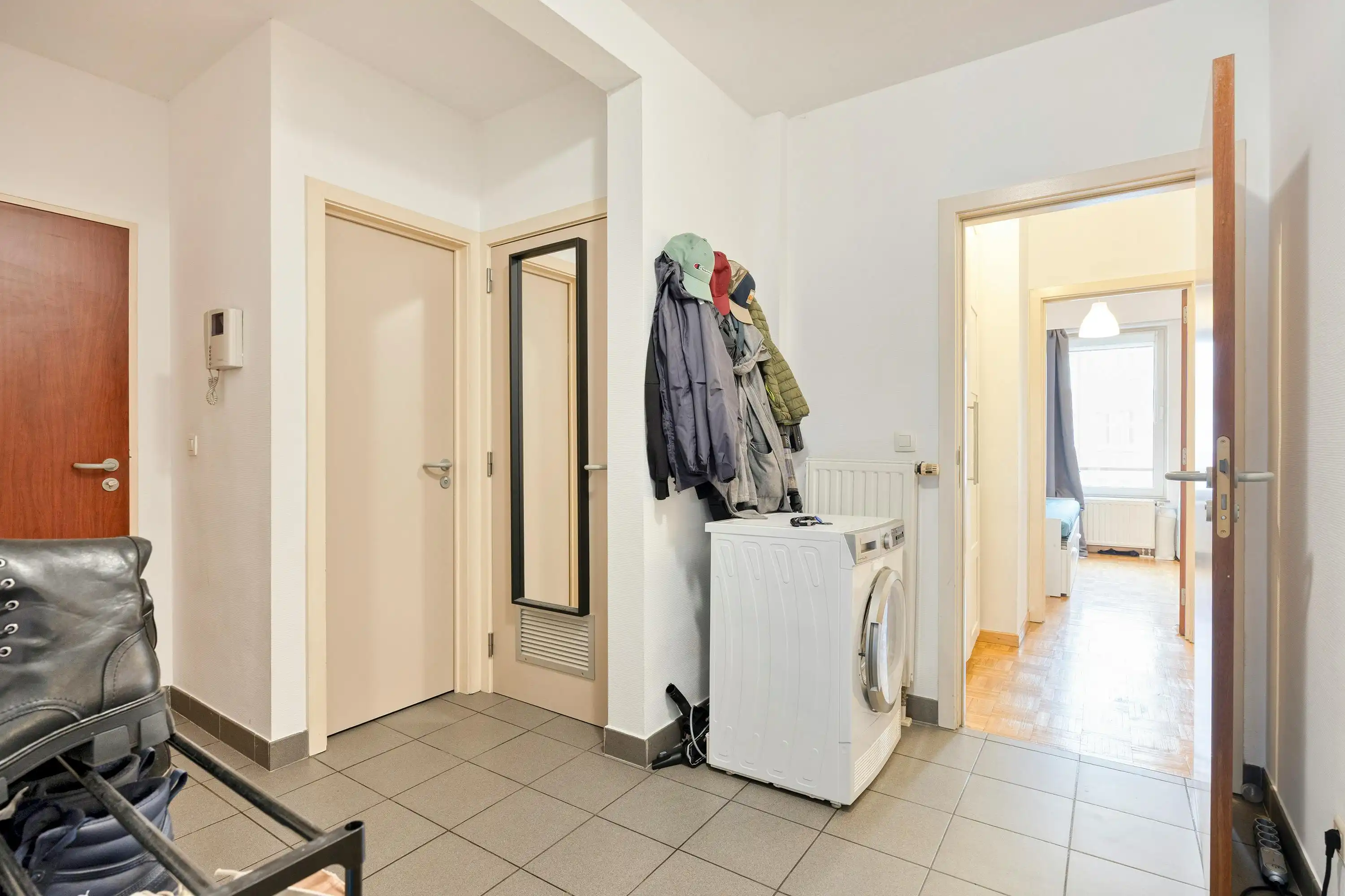 Appartement met twee slaapkamers en balkon gelegen in Elsene. foto 3