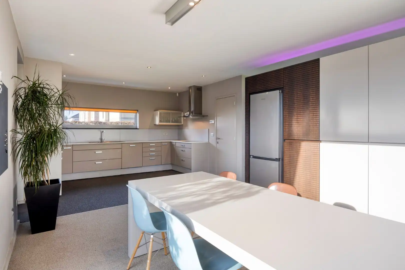 Moderne, ruim ingedeelde woning op een mooi perceel van 13 are met zwembad. foto 14