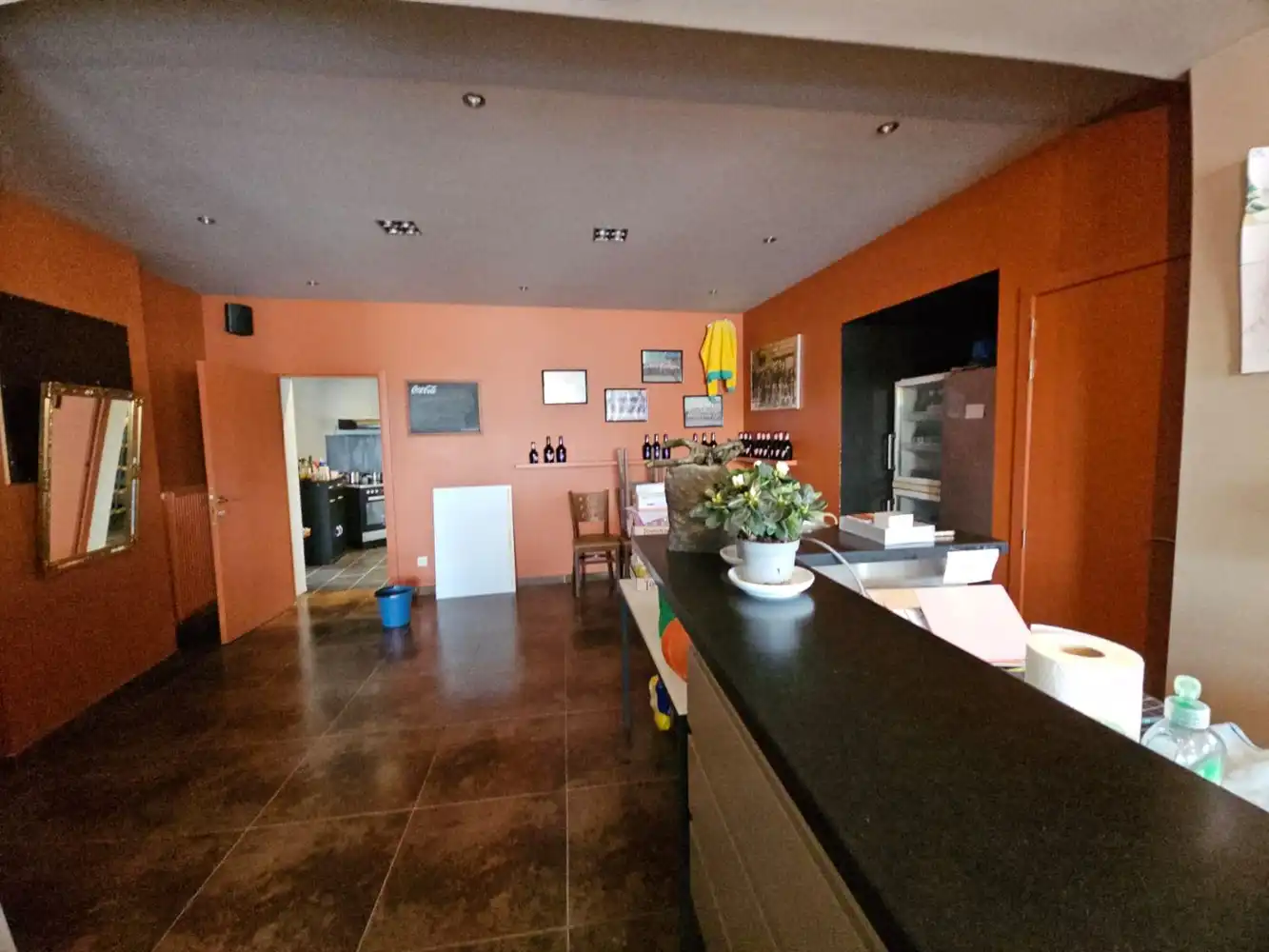 Ruim handelspand met woongelegenheid foto 6