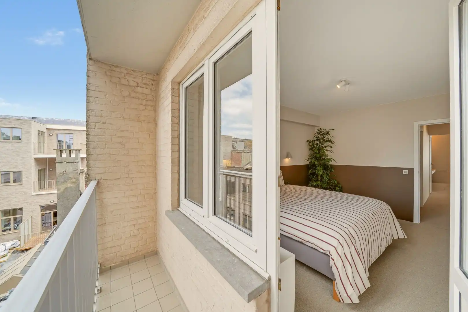 Stijlvol gerenoveerd stadsappartement met maatwerk, 2 slaapkamers en veel bergruimte foto 19
