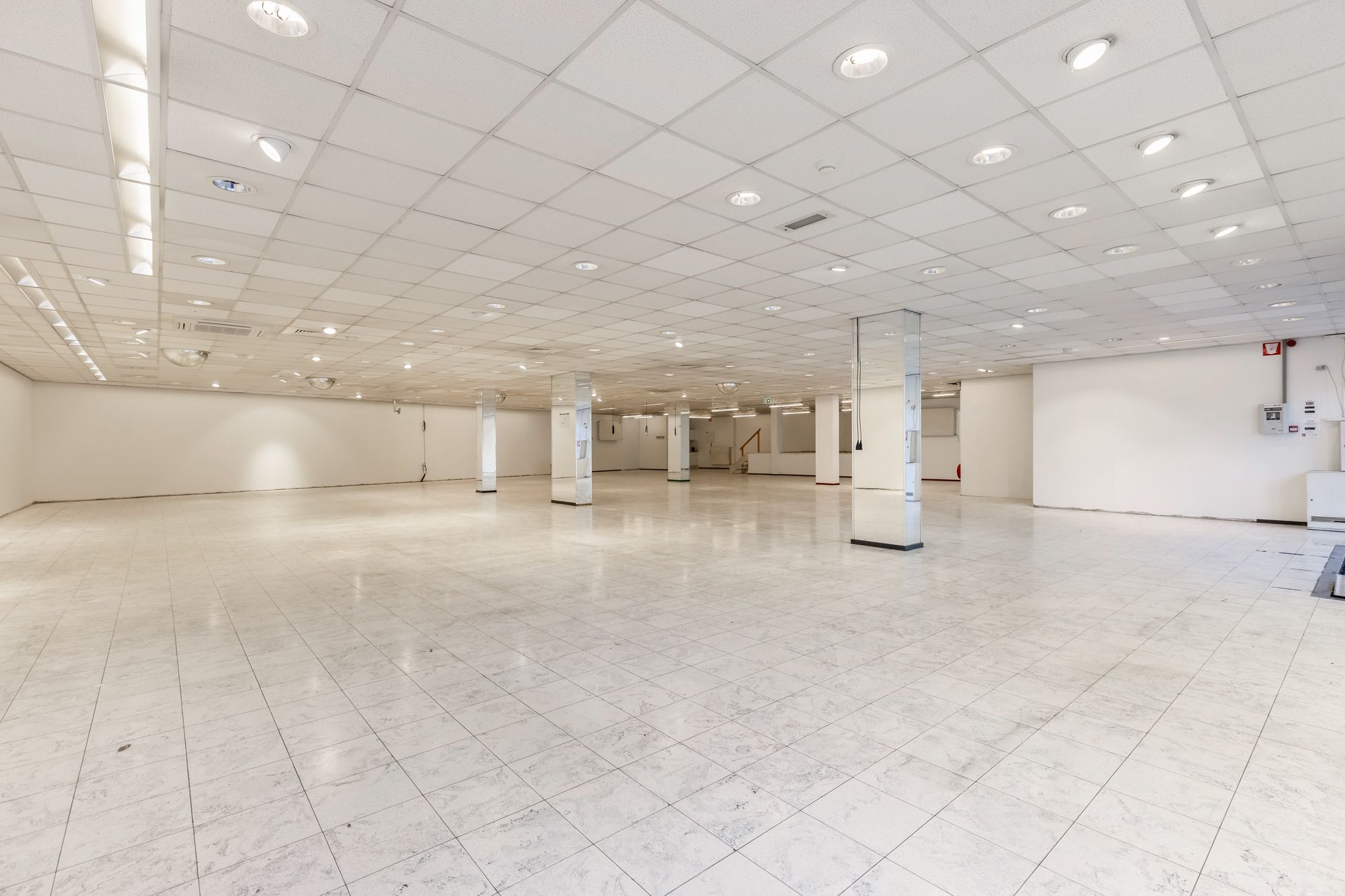 IDEALIS VASTGOED – Extra ruim handelspand (+-500m²!!!) met tal van mogelijkheden op een extra centrale, commerciële zichtlocatie te midden van het centrum in Genk foto 11