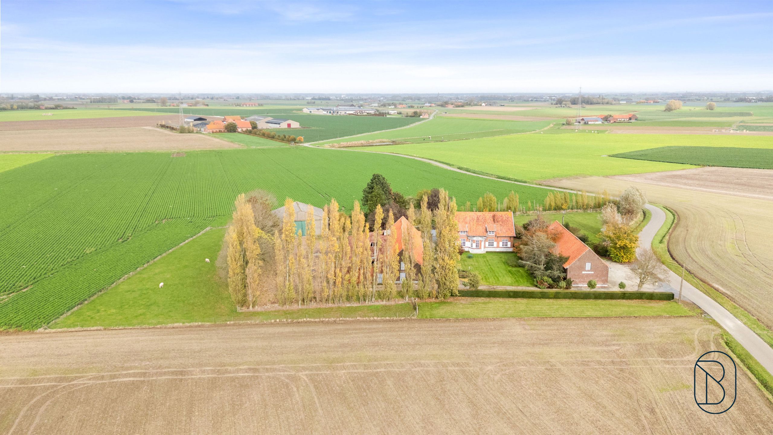 Unieke charmante vierkantshoeve op 1 hectare grond te Ieper foto {{pictureIndex}}