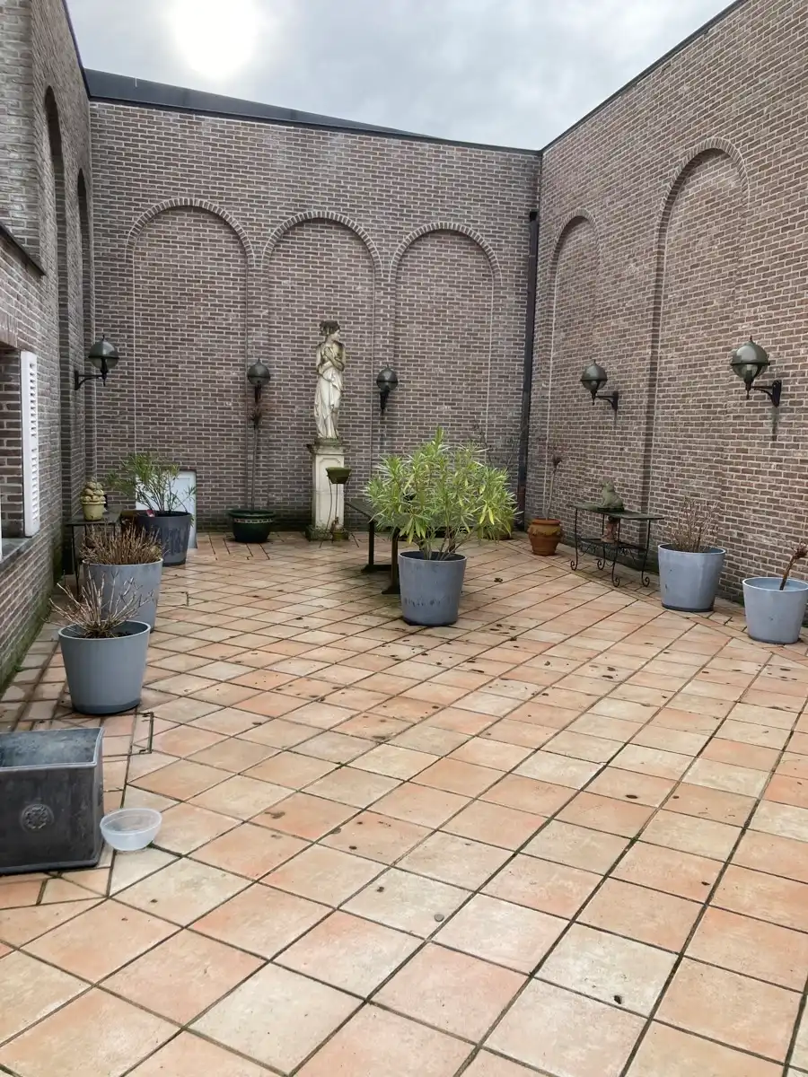 multifunctionele bedrijfsgebouw in perfecte staat met laad en loskaaien vooraan het gebouw. foto 3