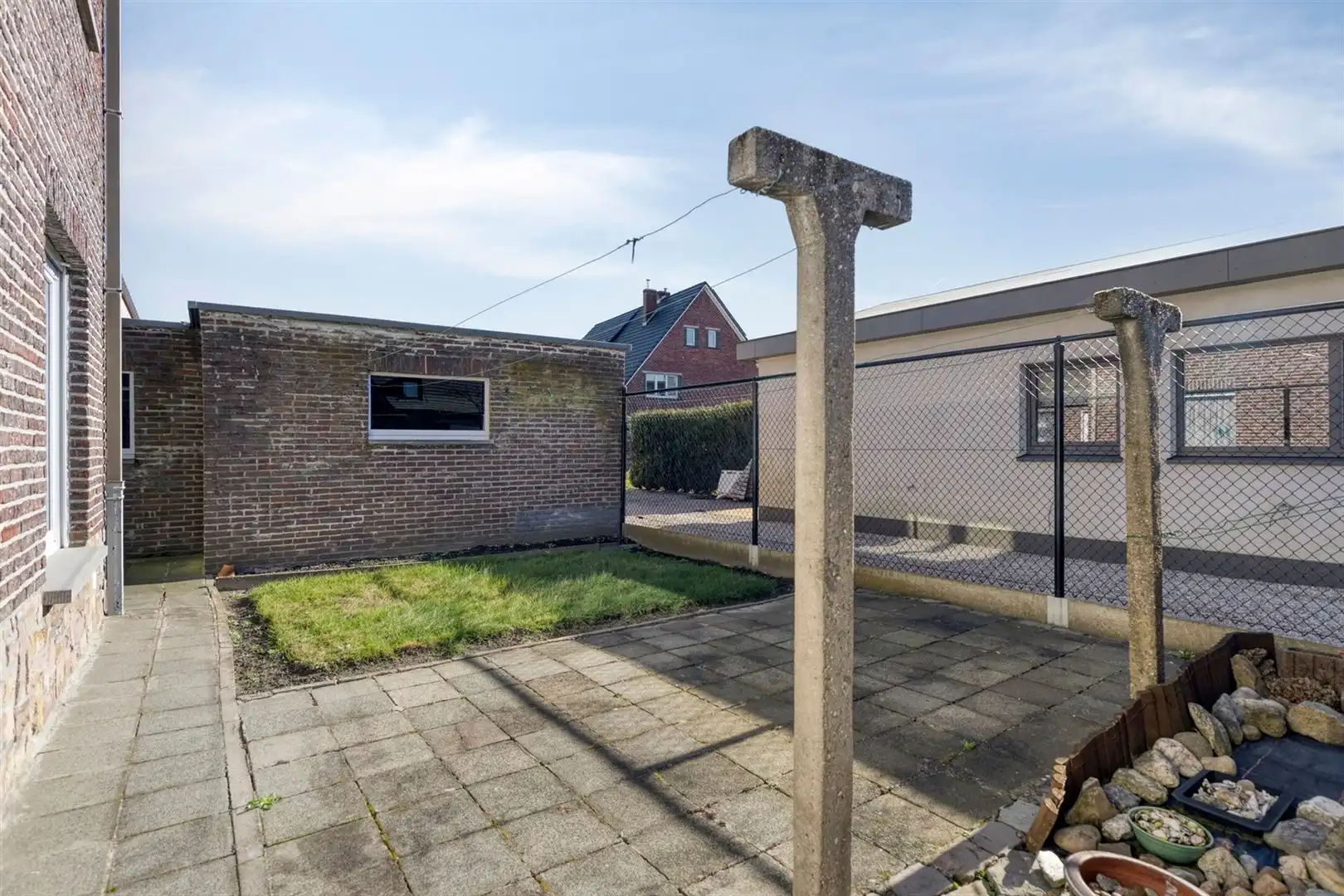 Rustig gelegen open bebouwing met grote garage en 3 slaapkamers op een perceel van 500 m². foto 17