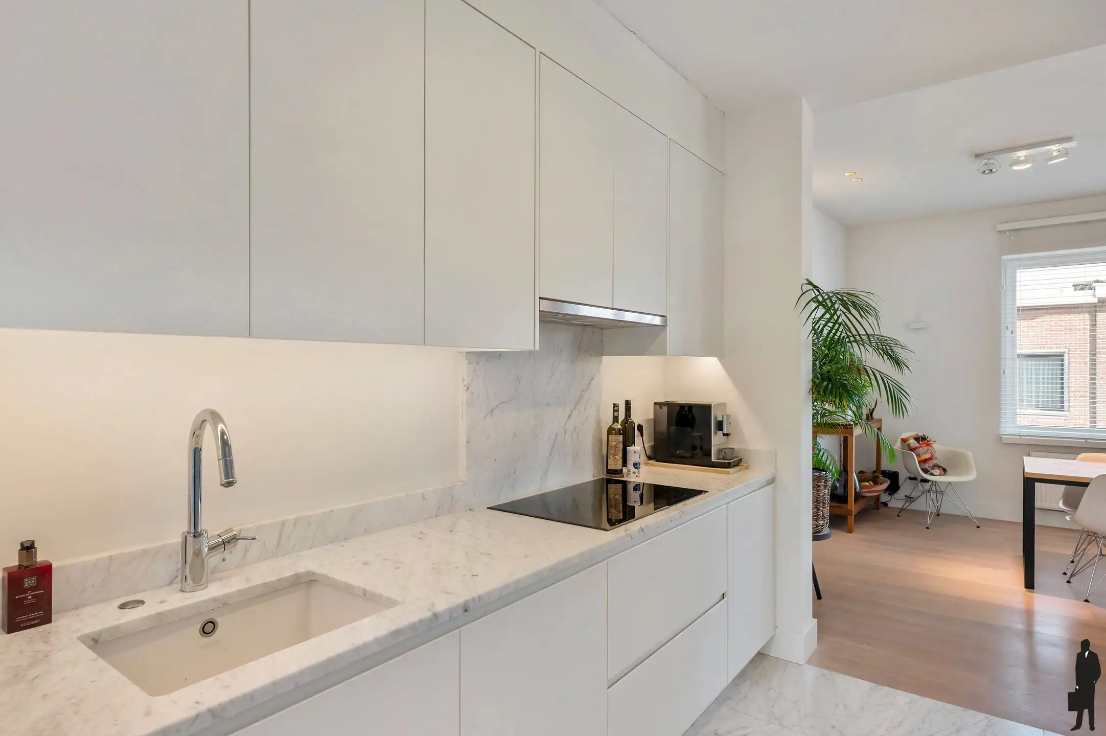 Ruim gerenoveerd appartement met 10 m gevelbreedte. foto 7