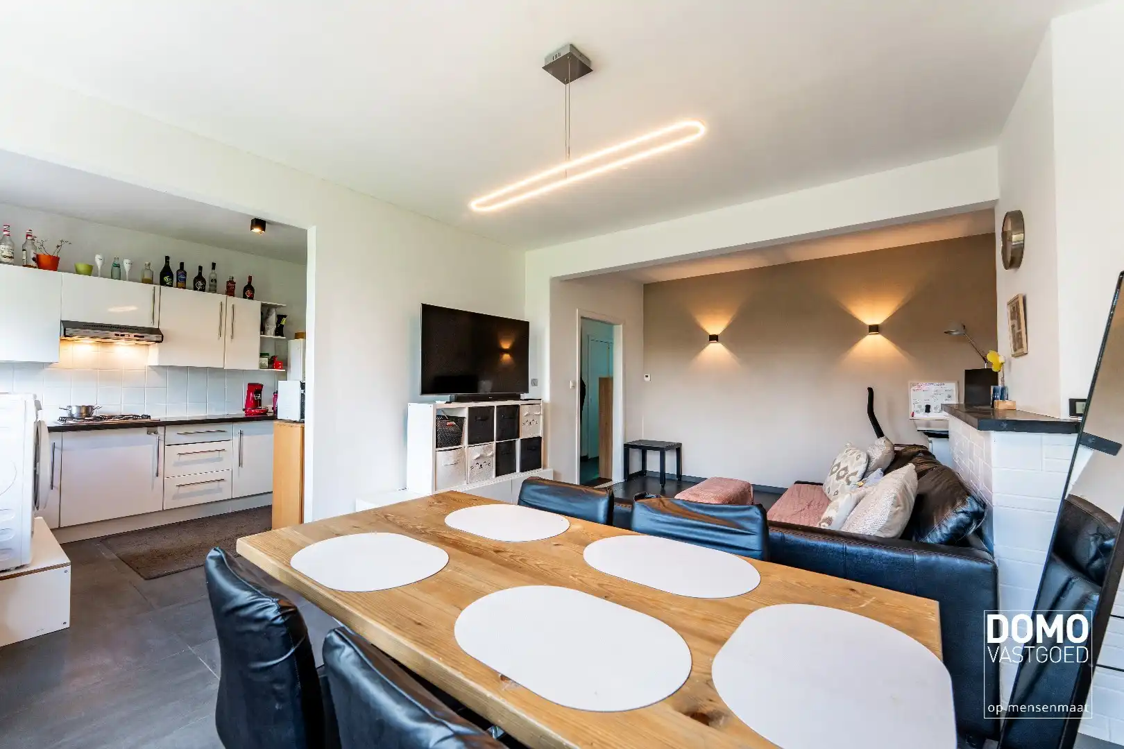 RUIM APPARTEMENT MET 2 SLAAPKAMERS, 2 ZOLDERKAMERS EN 2 GARAGES TE RUNKST foto 7
