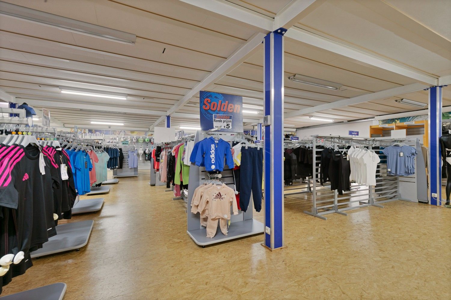 Handelsruimte met luxe duplex-appartement en verhuurde loodsen op het industrieterrein in Lanaken foto 17